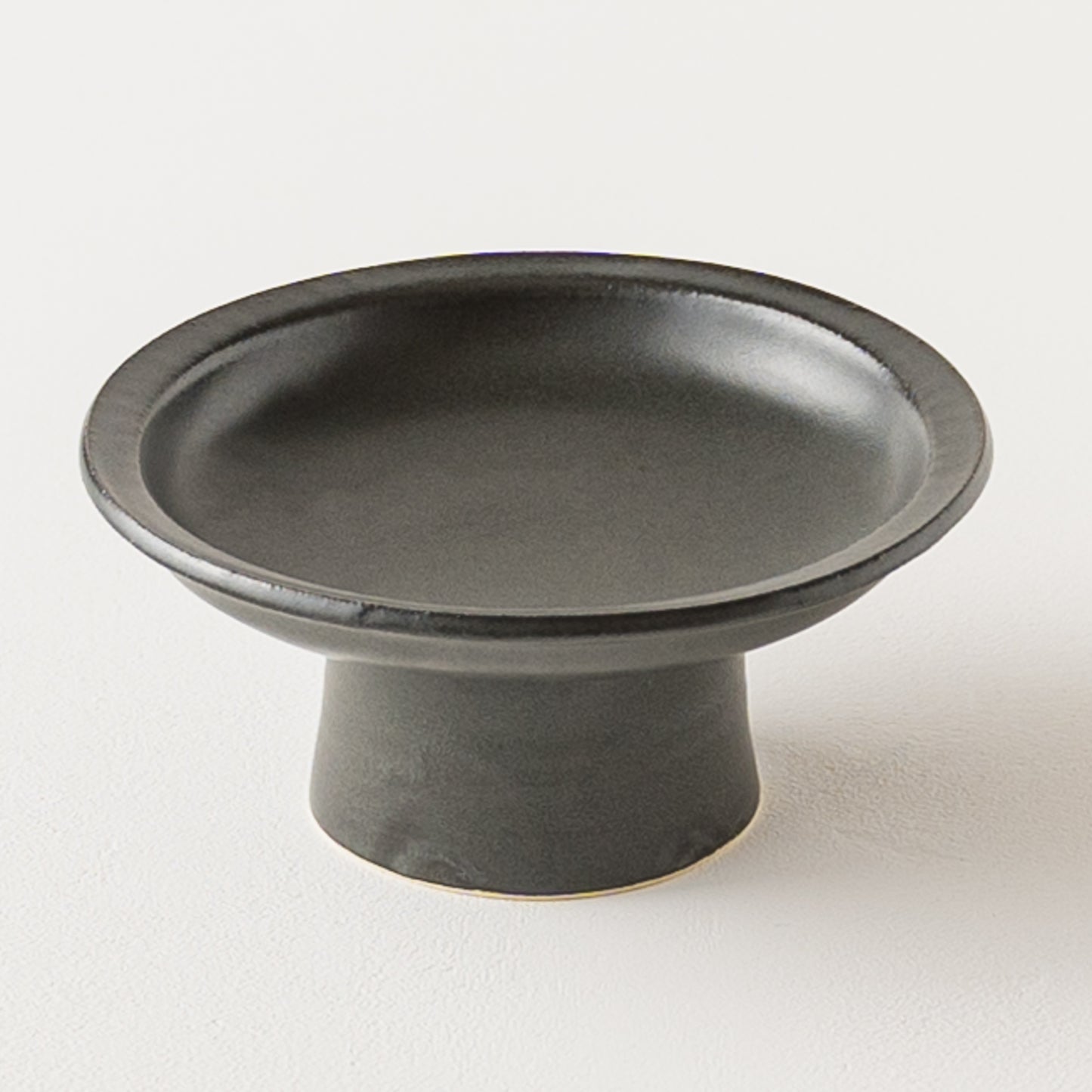 お刺身やチーズなど載せると素敵に映えるyoshida potteryの高杯皿