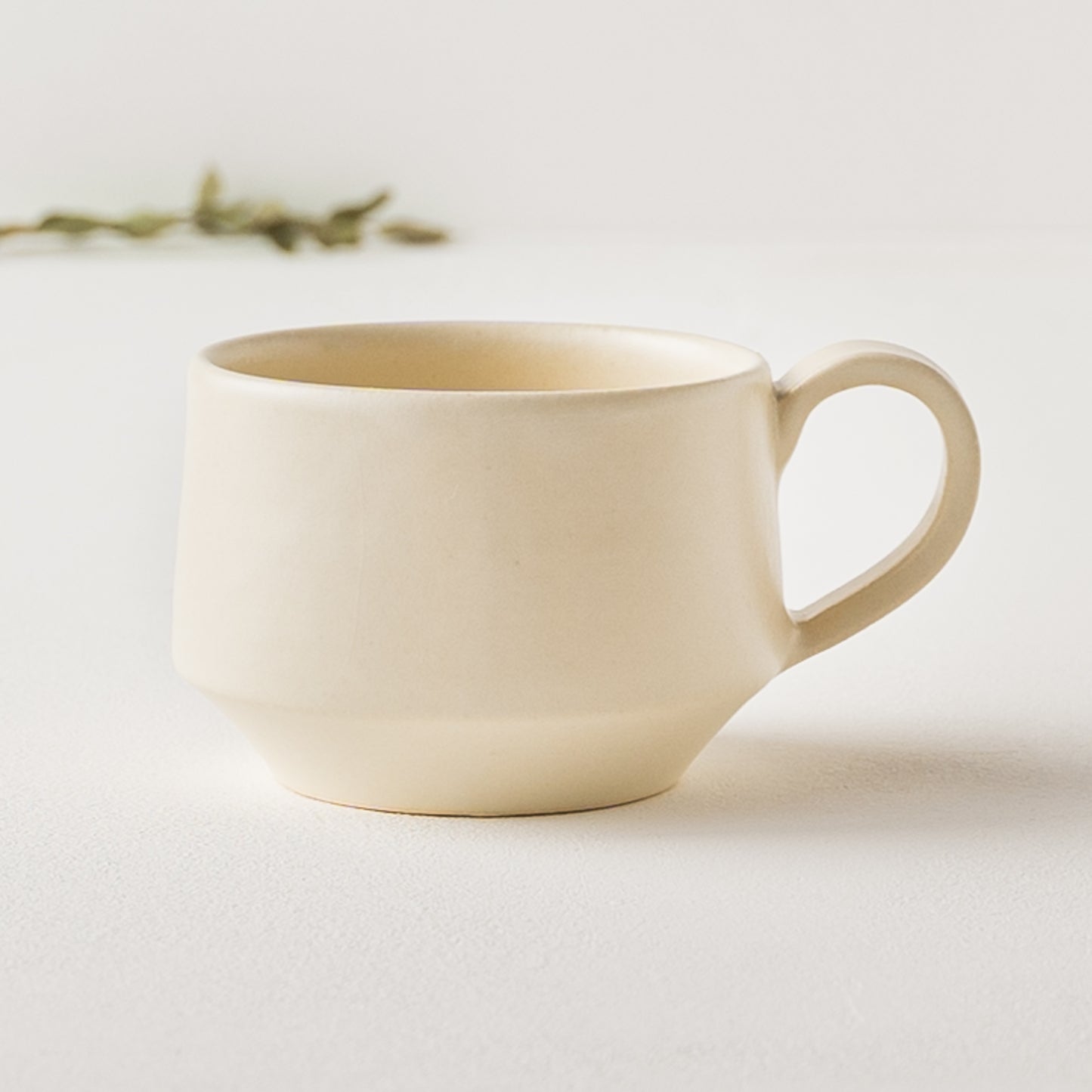 アイボリーのような白が美しいyoshida potteryのコーヒーカップ