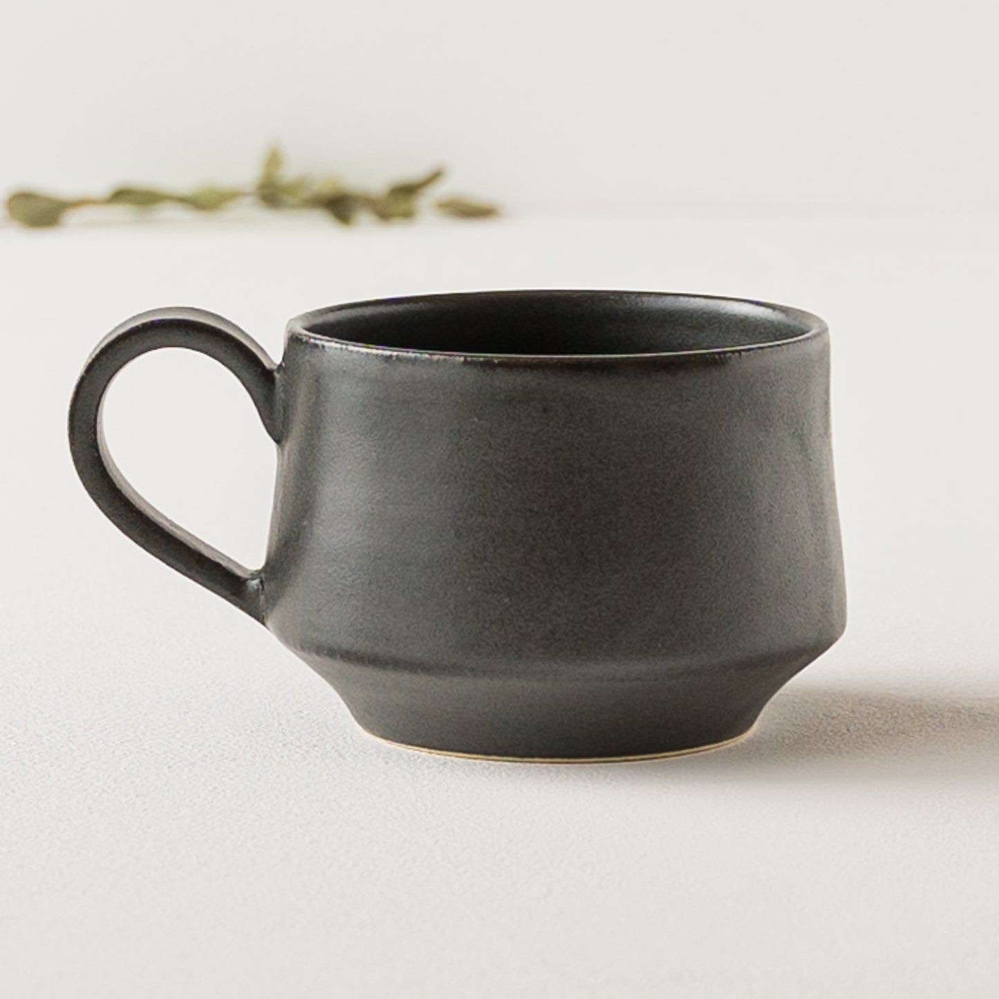 スタイリッシュでおしゃれなyoshida potteryのコーヒーカップ