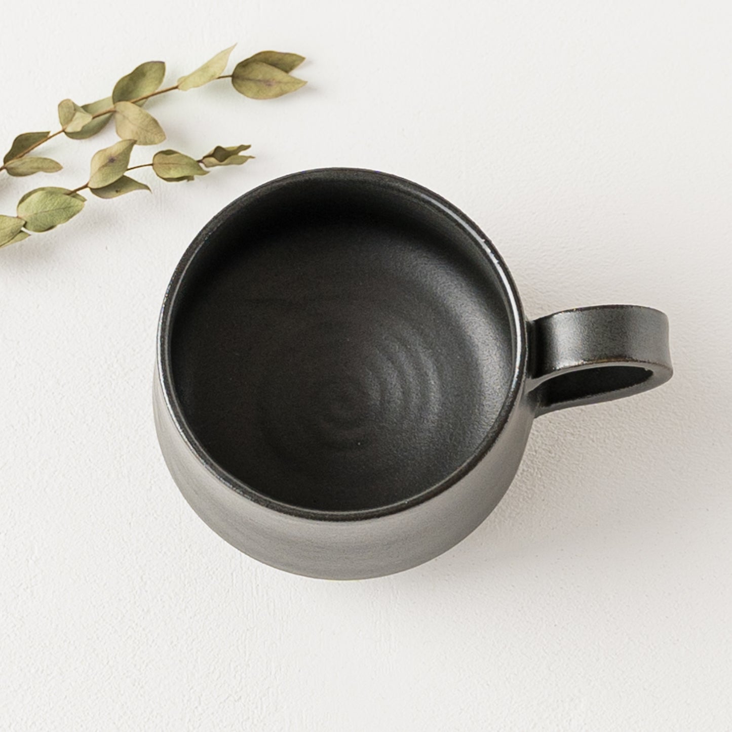 土ものの温もりを感じるyoshida potteryのコーヒーカップ