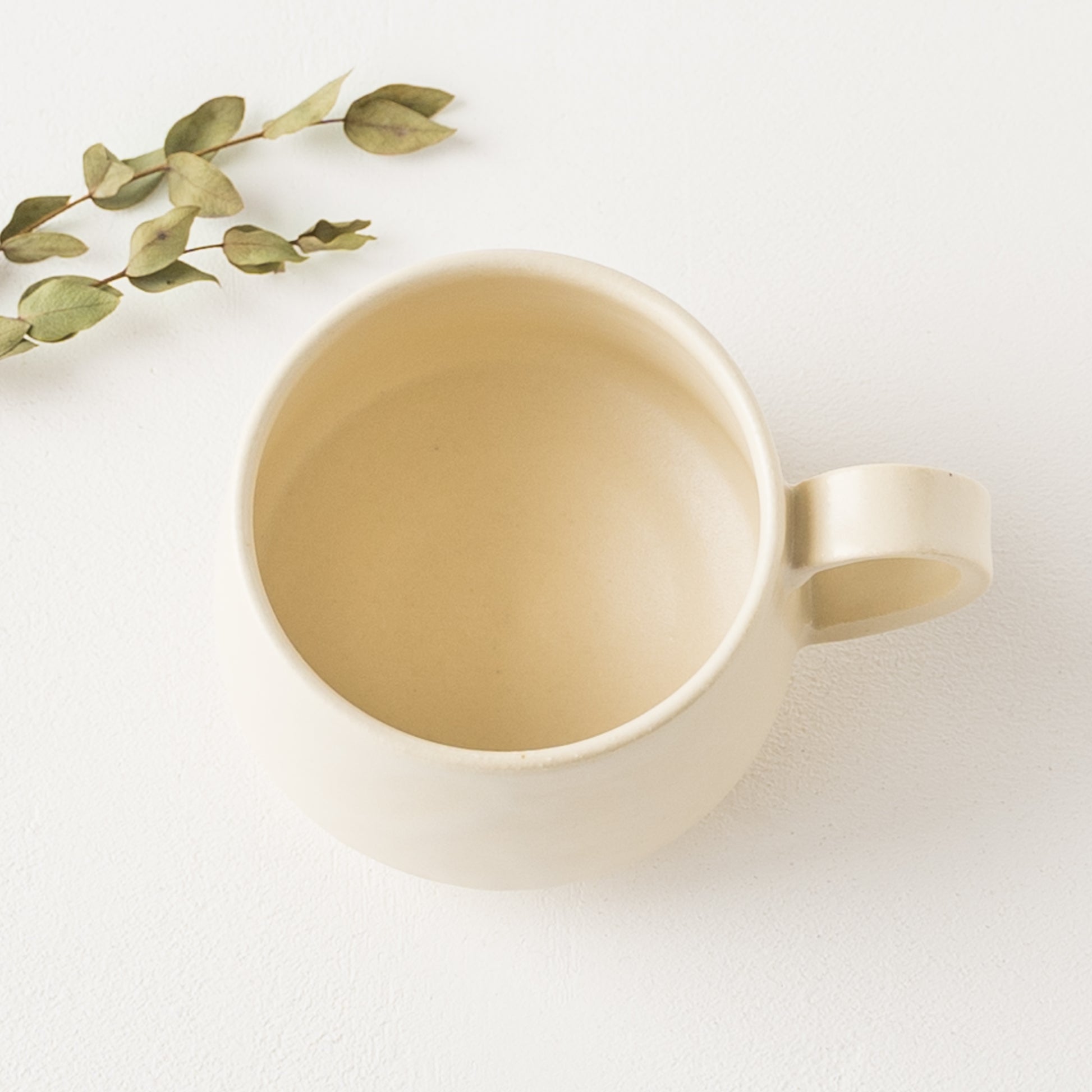 柔らかな白が美しいyoshida potteryのコーヒーカップ