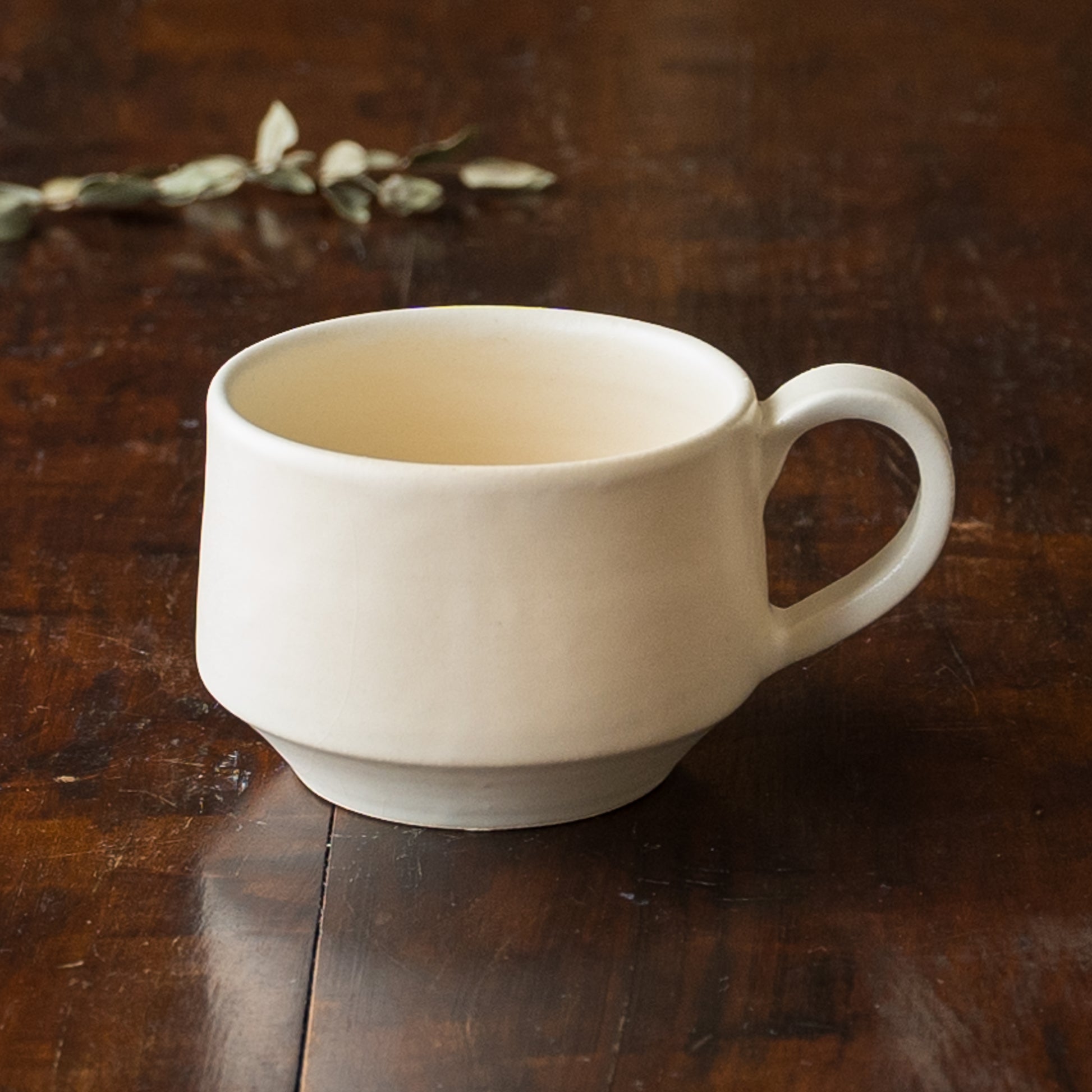 黄味がかった白が素敵なyoshida potteryのコーヒーカップ