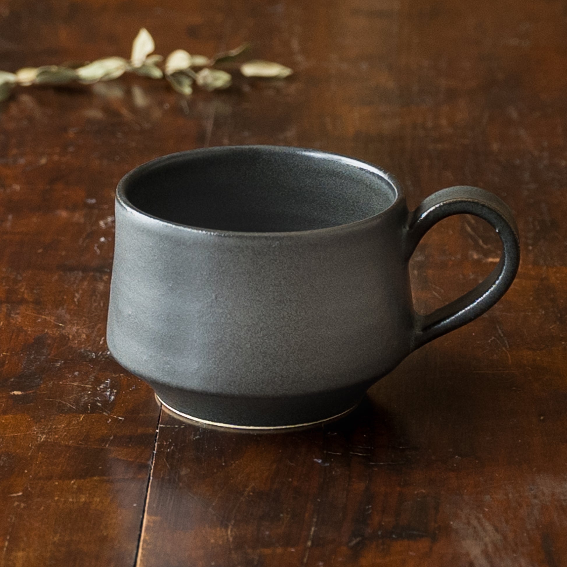 グレーがかった黒が素敵なyoshida potteryのコーヒーカップ