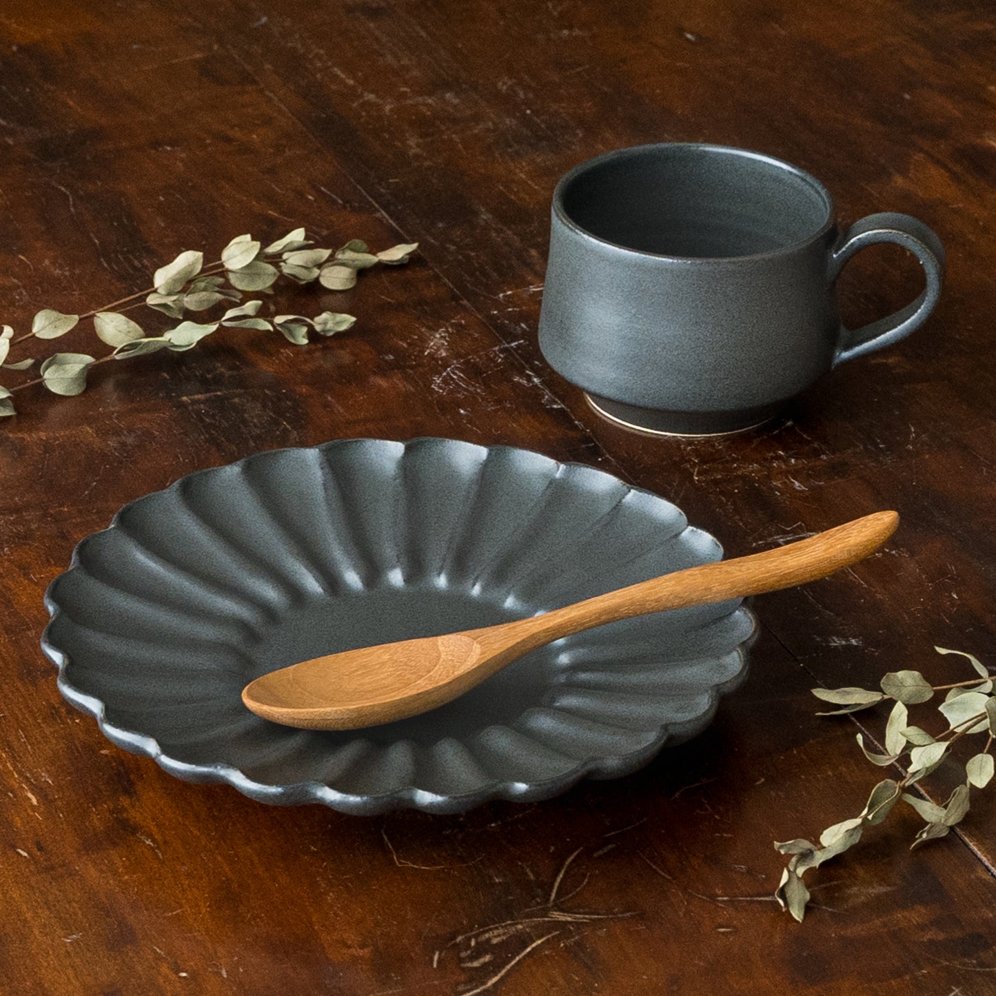 食卓を素敵に彩ってくれるyoshida potteryの輪花皿とコーヒーカップ