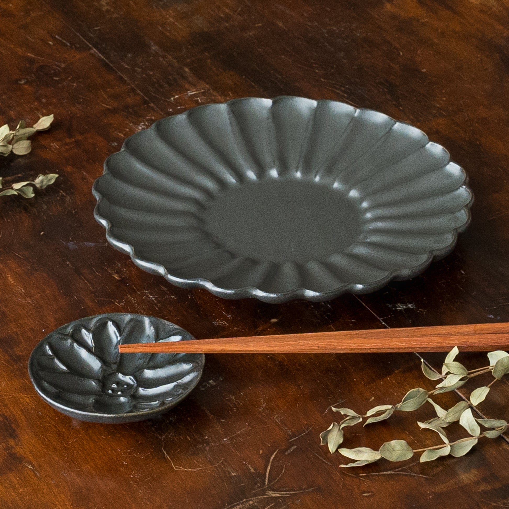 ワンプレートご飯が美味しく食べれるyoshida potteryの輪花皿と豆皿