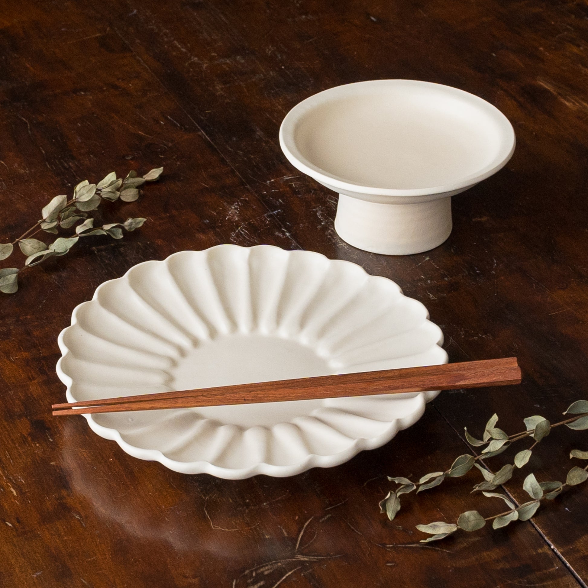 食卓の雰囲気がぐっと上がるyoshida potteryの輪花皿と高杯皿