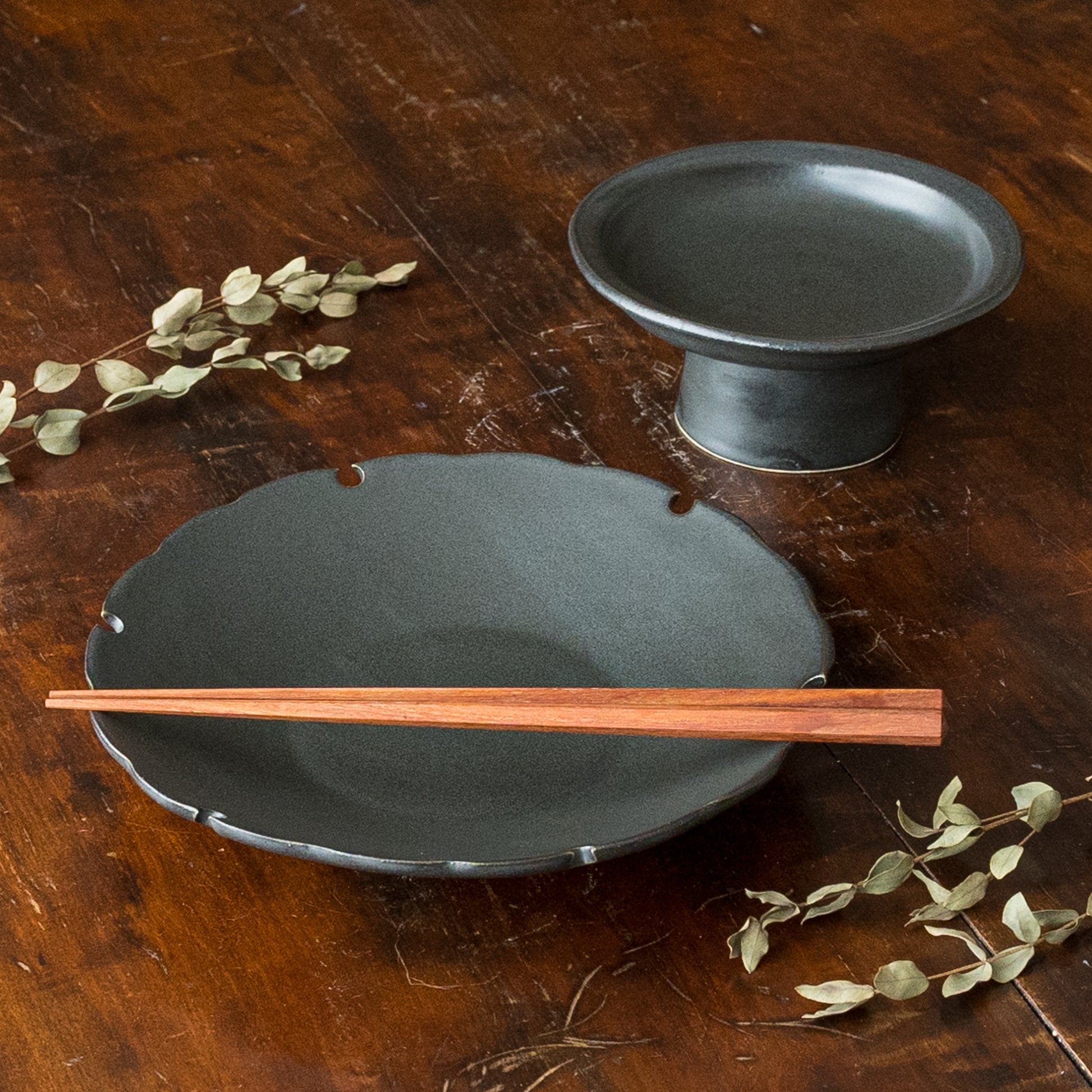 食卓を上品に彩ってくれるyoshida potteryの高杯皿と雪輪皿