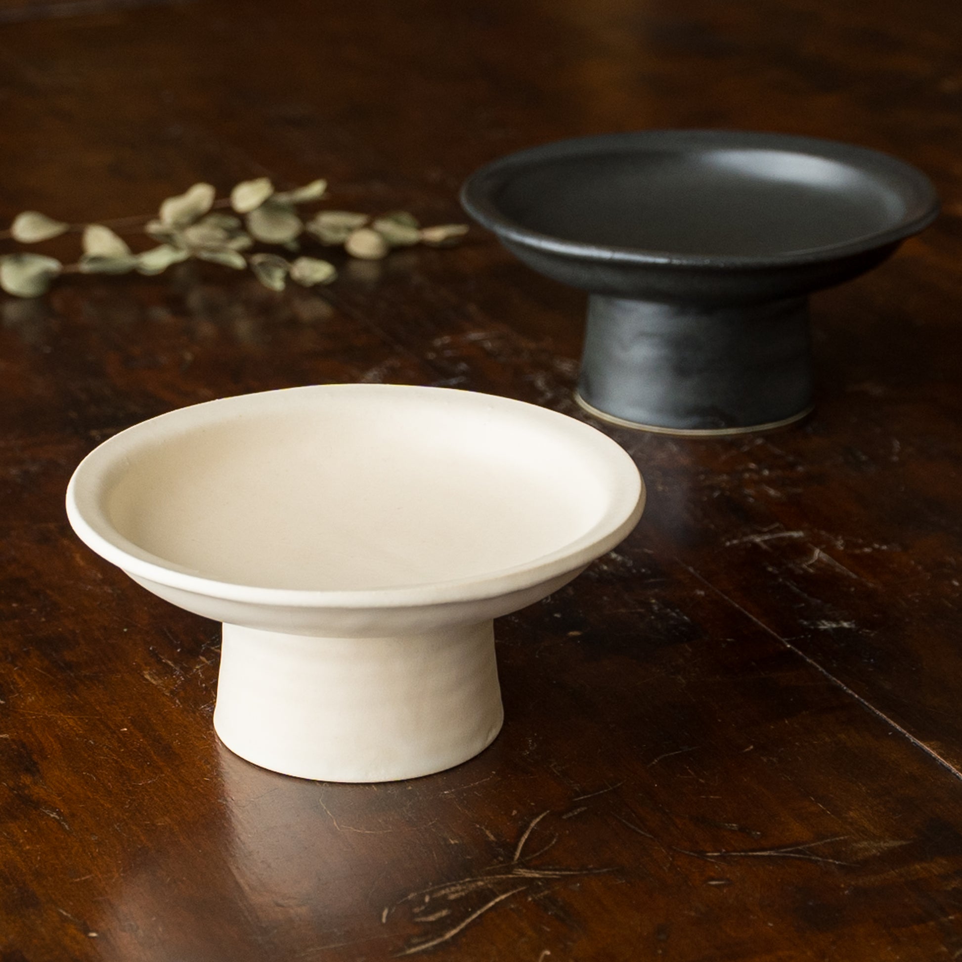 食卓を上品に彩ってくれるyoshida potteryの高杯皿