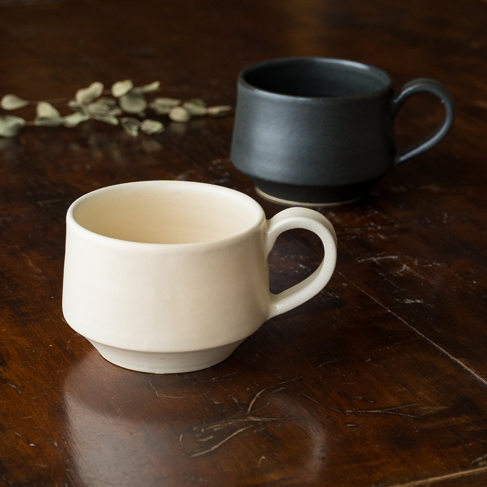 温かみのある白にほっこり癒されるyoshida potteryのコーヒーカップ