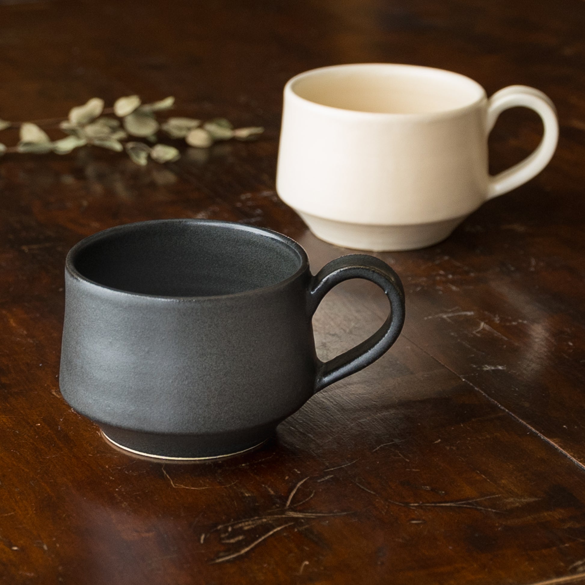 午後のティータイムを上品に過ごせるyoshida potteryのコーヒーカップ