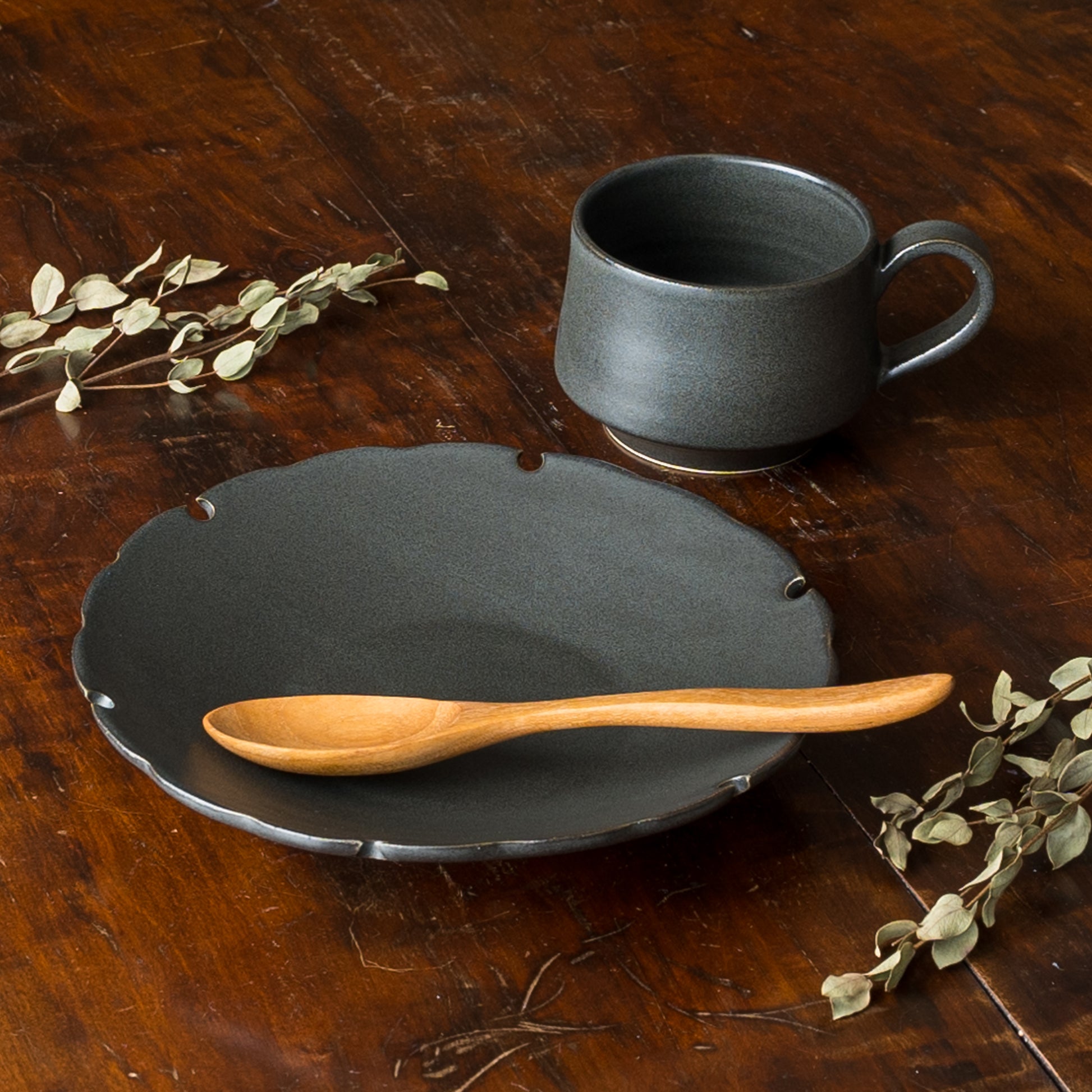 食卓を素敵に演出してくれるyoshida potteryのコーヒーカップと雪輪皿