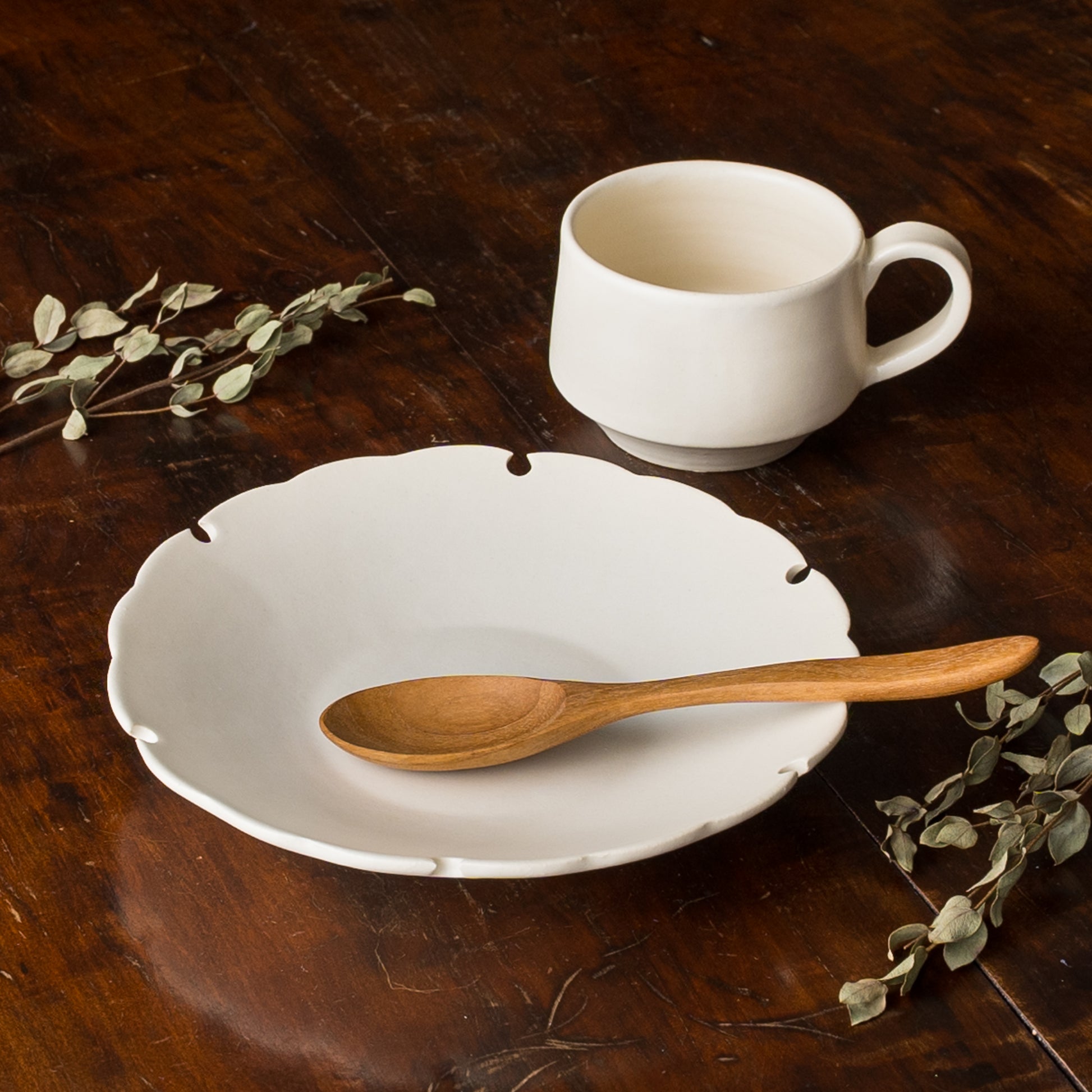 食卓を素敵に彩ってくれるyoshida potteryのコーヒーカップと雪輪皿