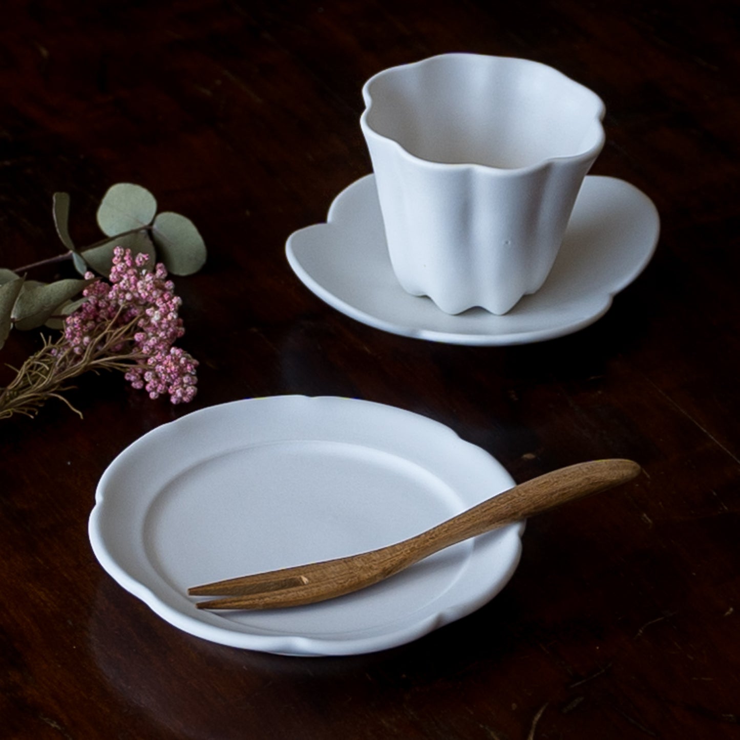 食卓を優雅に演出してくれる藤村佳澄さんの花型豆皿とカヌレ茶器