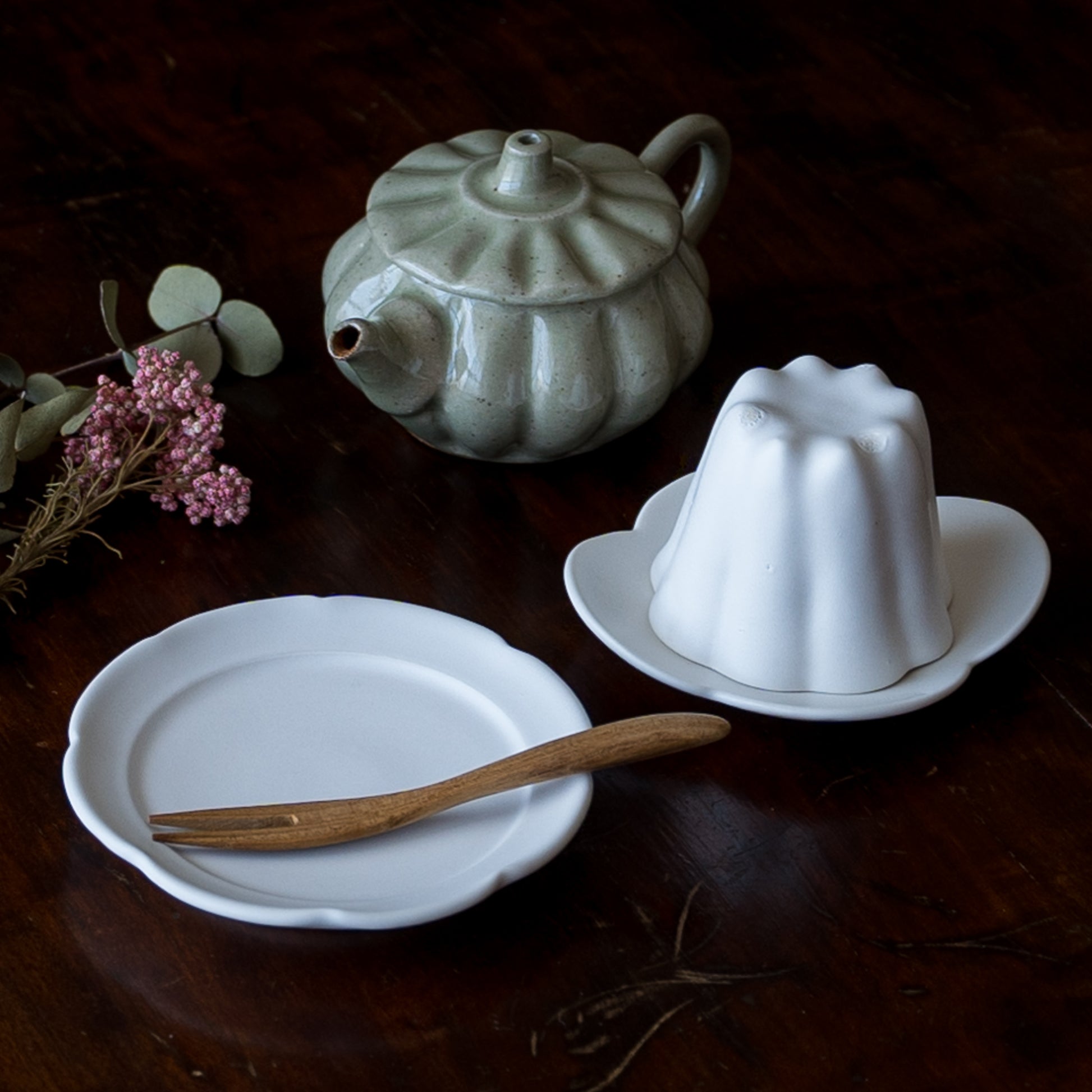 ほっと一息タイムを優雅に過ごせる藤村佳澄さんの花型豆皿