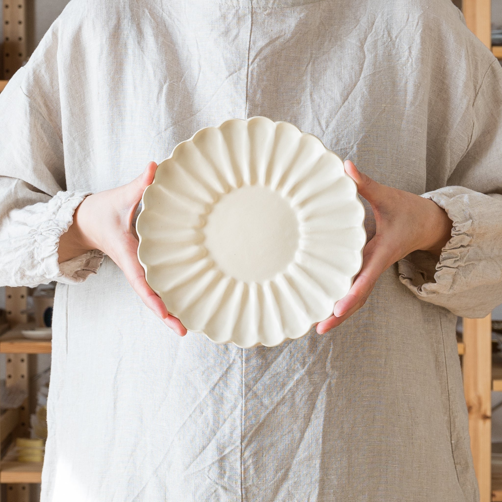 yoshida pottery 作家 吉田正和 輪花皿 恋人white｜作家もののうつわ通販 四季折折 – 四季折折 （オンラインストア）