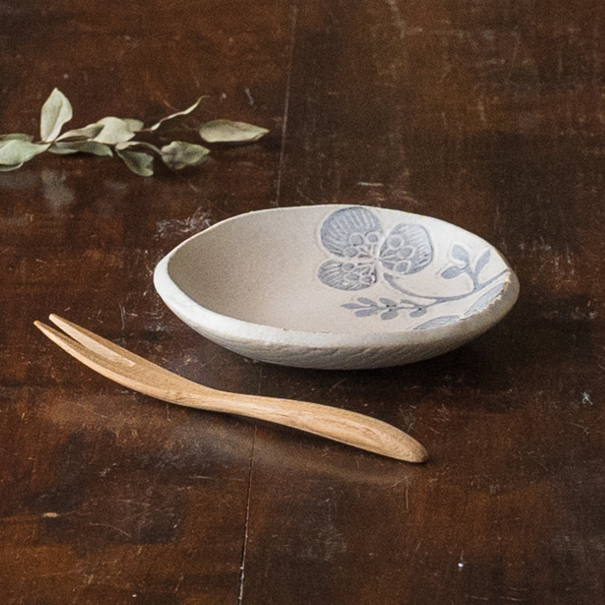 アンティークな風合いが美しい松崎麗さんのお花模様の豆皿