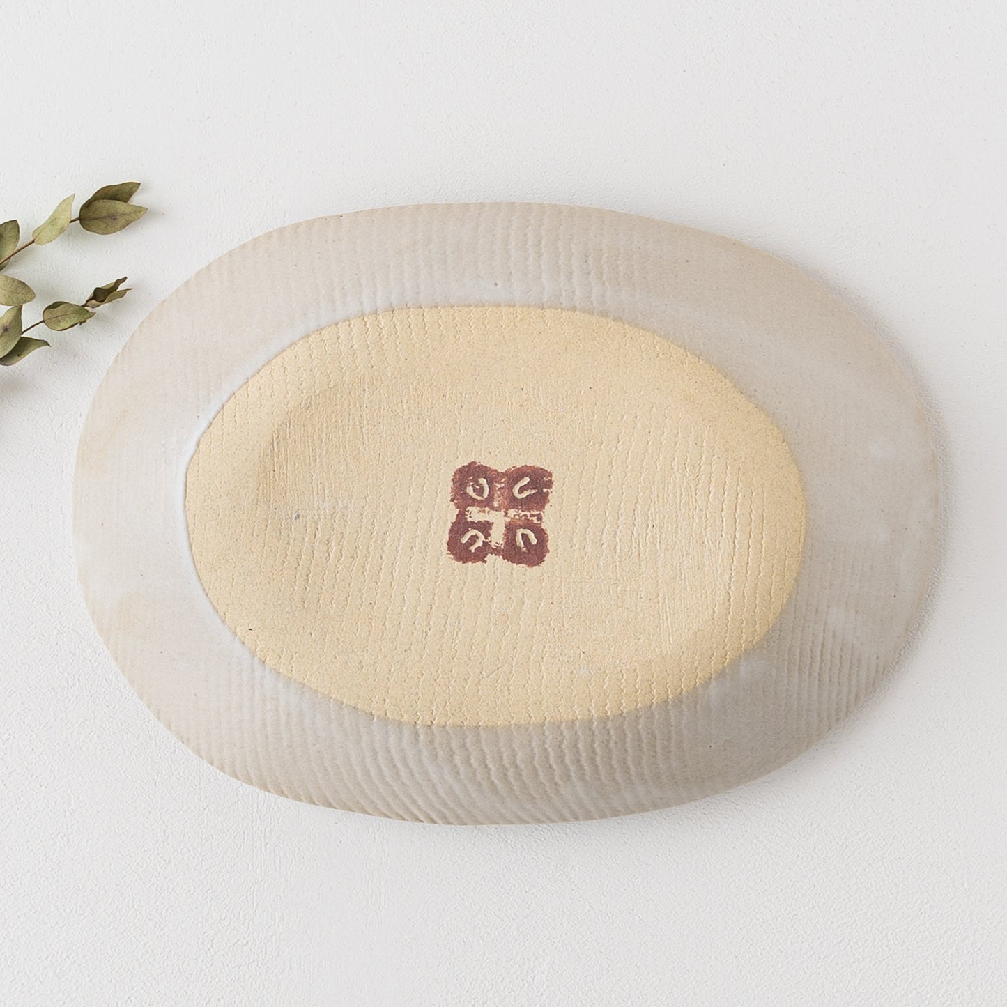 食卓を素敵に彩ってくれる松崎麗さんの楕円皿