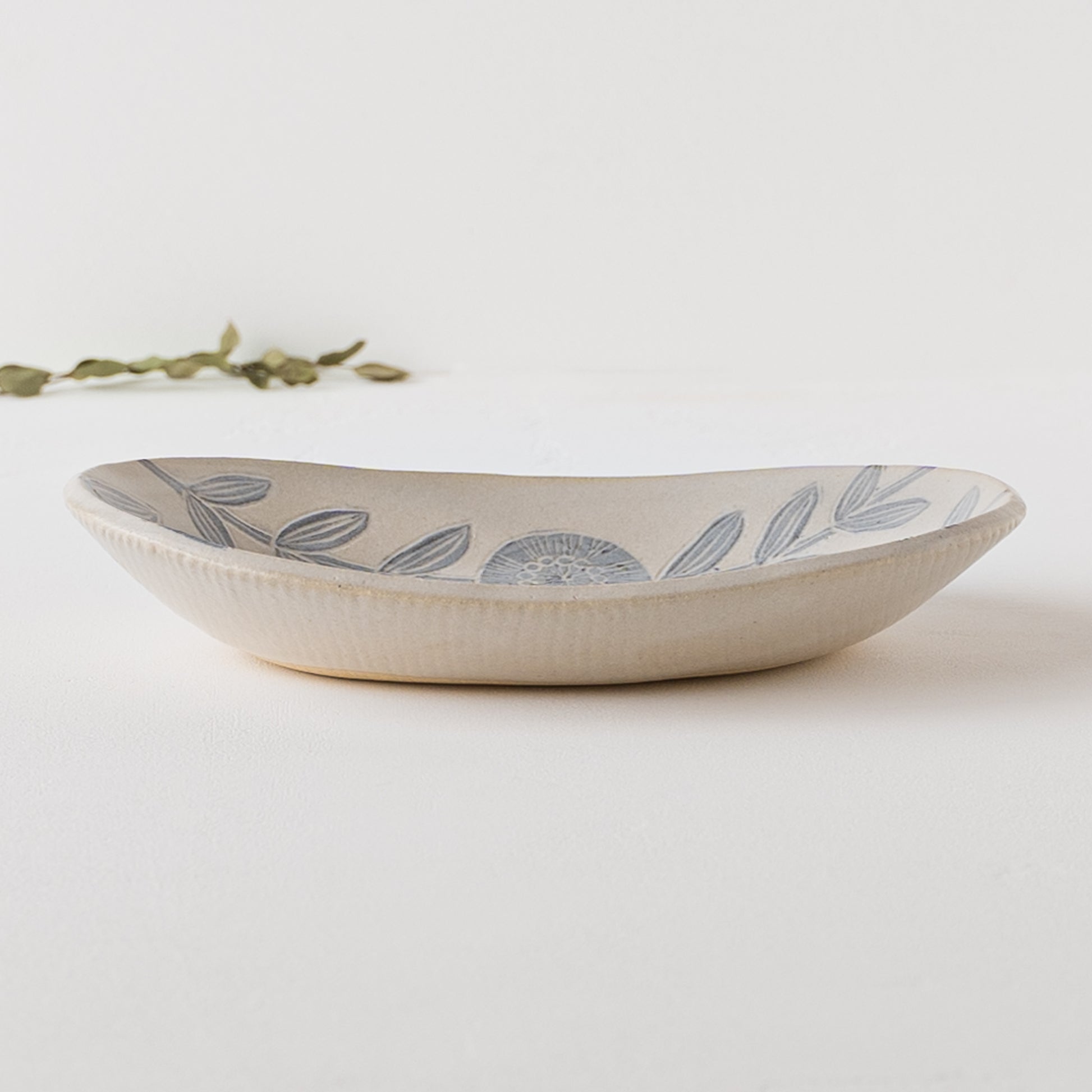 アンティーク感漂う風合いが素敵な松崎麗さんの楕円皿
