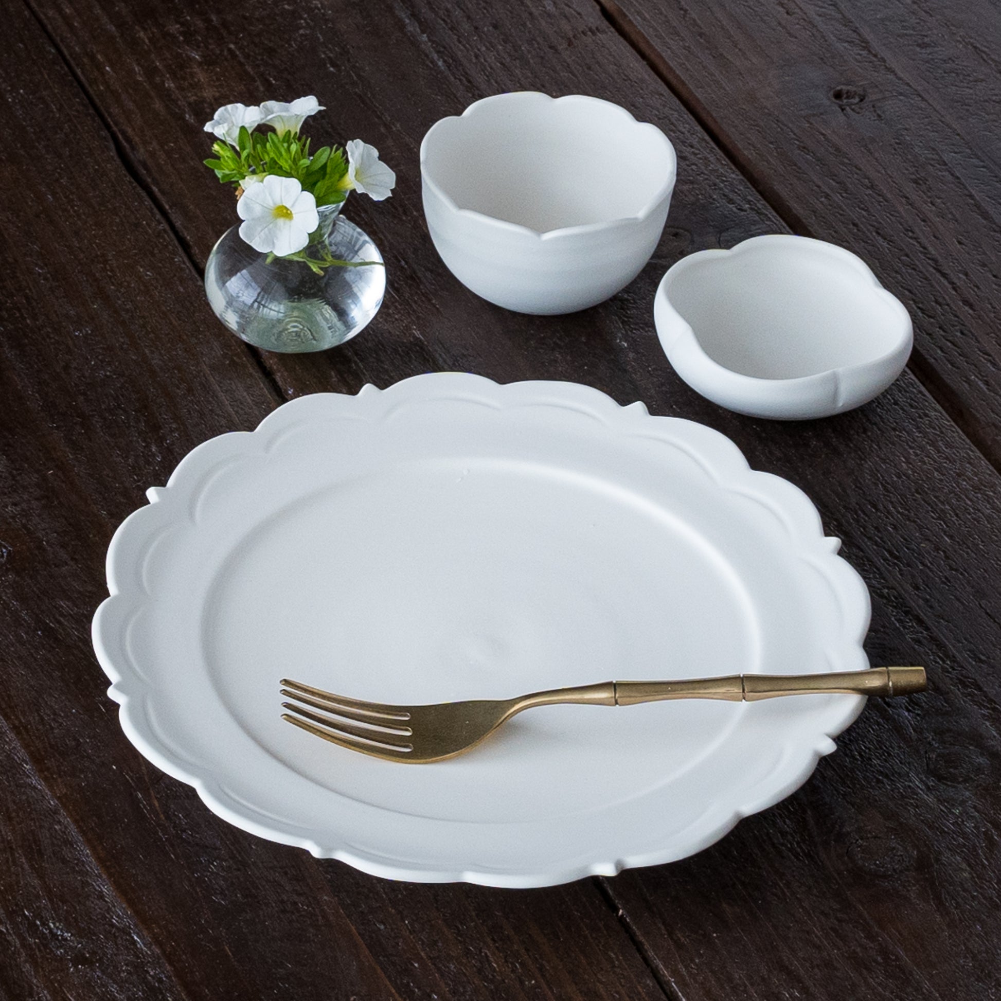 食卓が優雅な雰囲気に包まれる藤村佳澄さんの白磁のうつわ