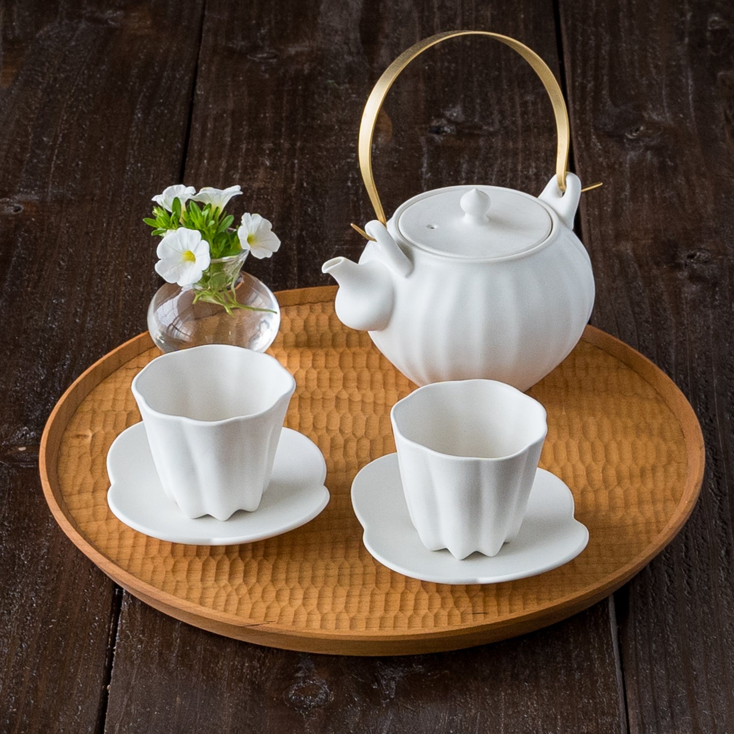 お茶の時間を素敵な時間に変えてくれる藤村佳澄さんの白磁のカヌレ茶器と急須