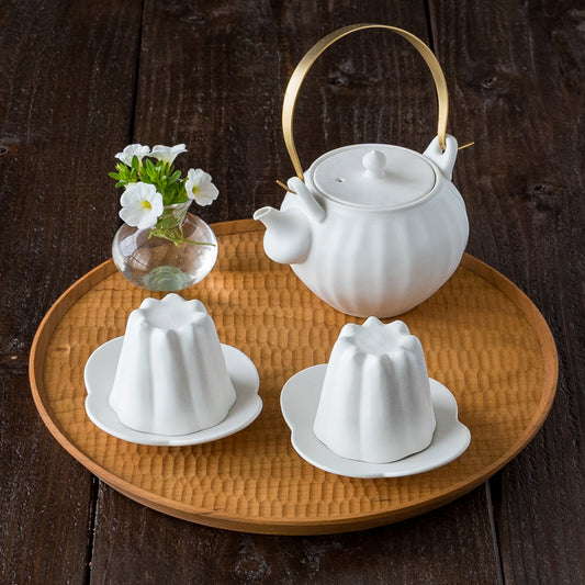 ゆっくり優雅なお茶の時間を過ごせる藤村佳澄さんの白磁の急須とカヌレ茶器