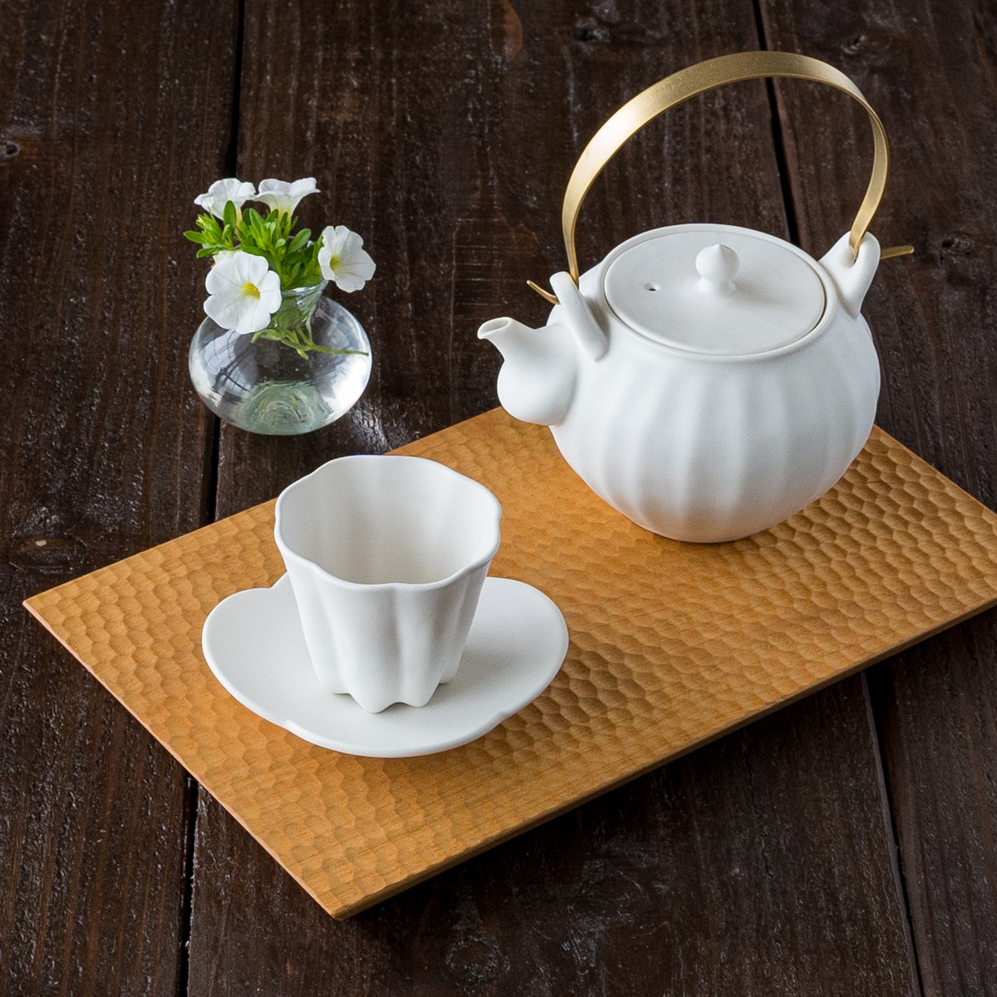 お茶の時間を優雅に過ごせる藤村佳澄さんの白磁のカヌレ茶器と急須