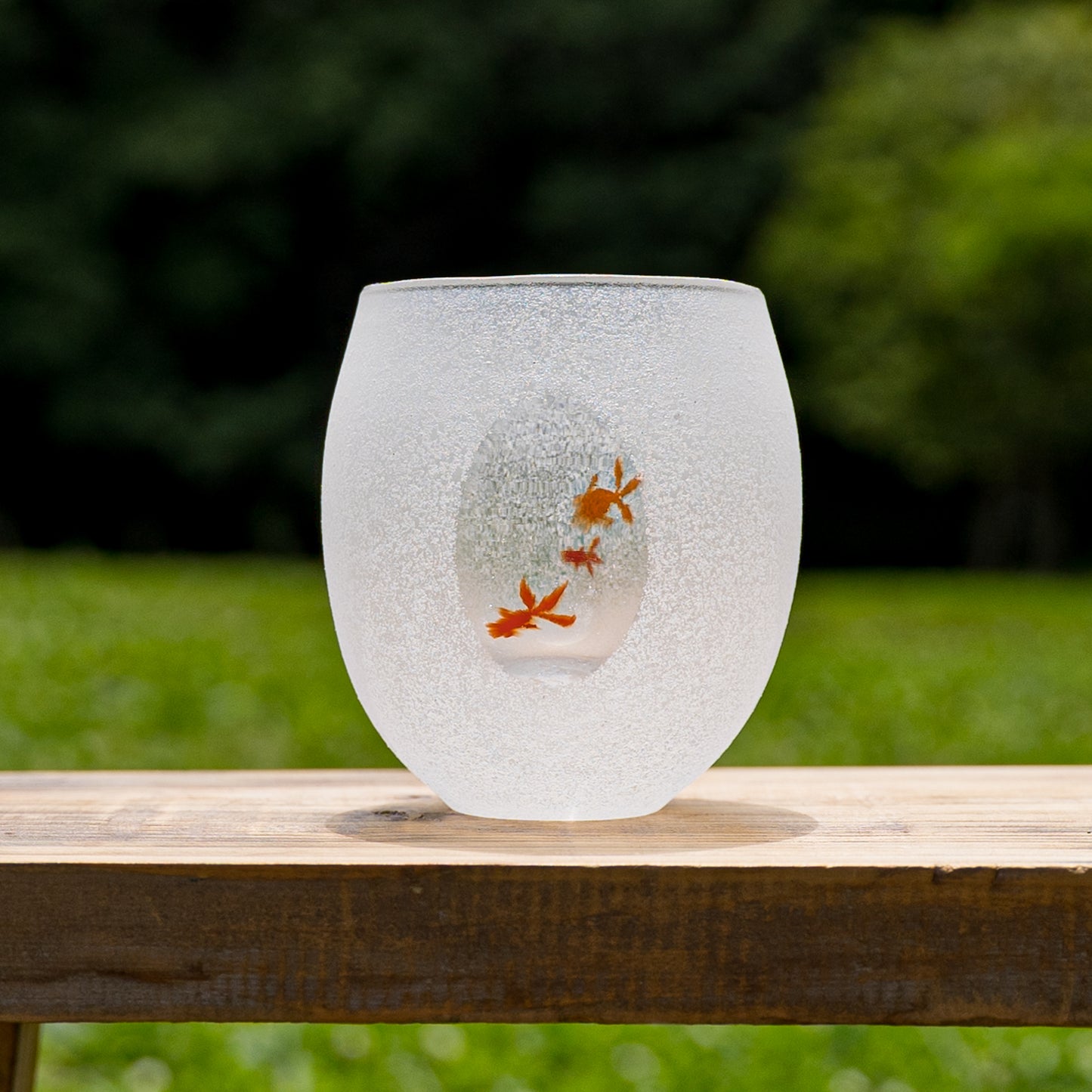 雪の池の中を金魚が泳いでいるようで可愛らしい極楽寺がらす工房の雪代金魚グラス
