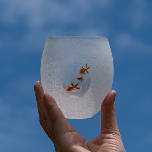 雪の中を金魚が泳いでいるようで可愛らしい極楽寺がらす工房の雪代金魚グラス