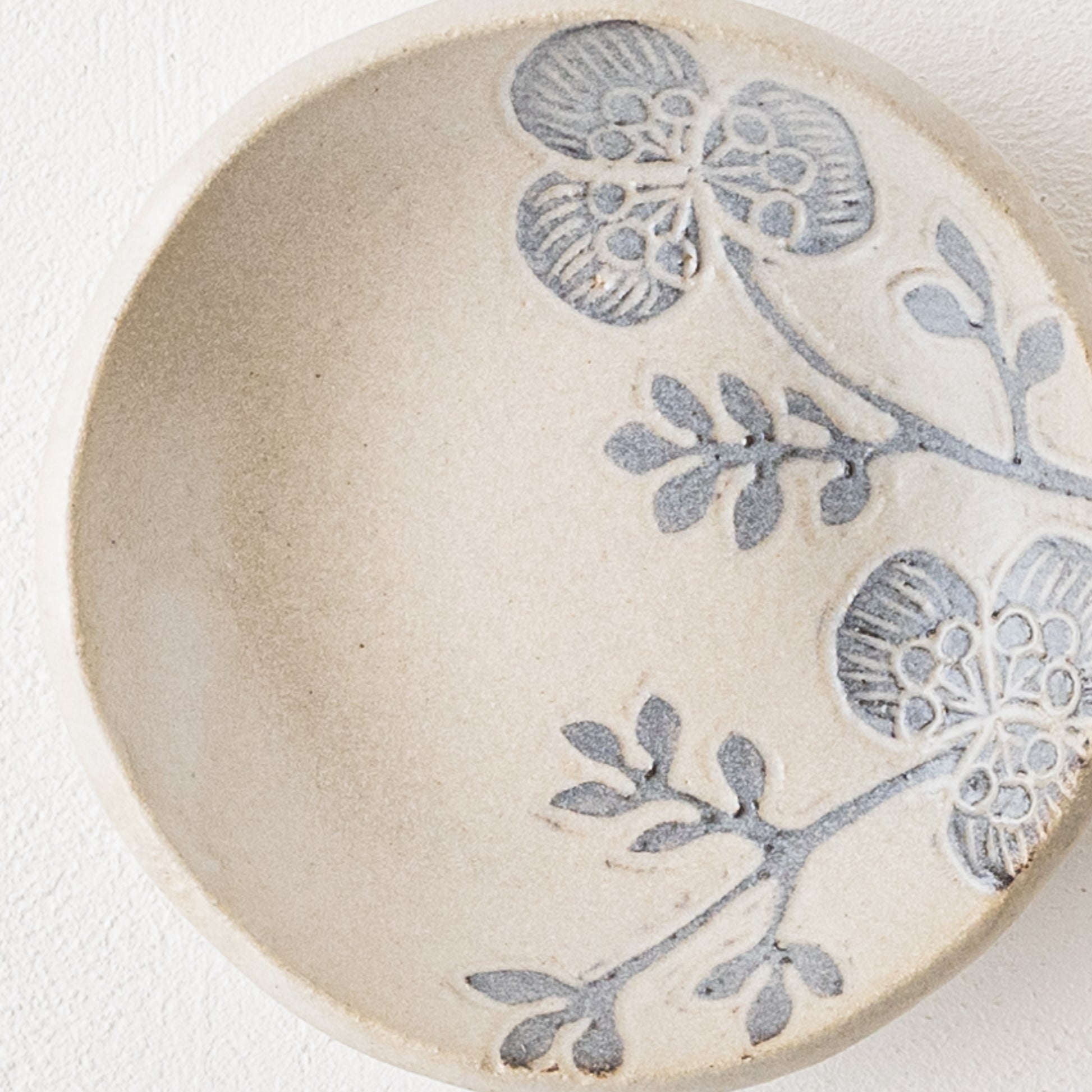 和と洋画重なり合った風合いが美しい松崎麗さんのお花模様の豆皿
