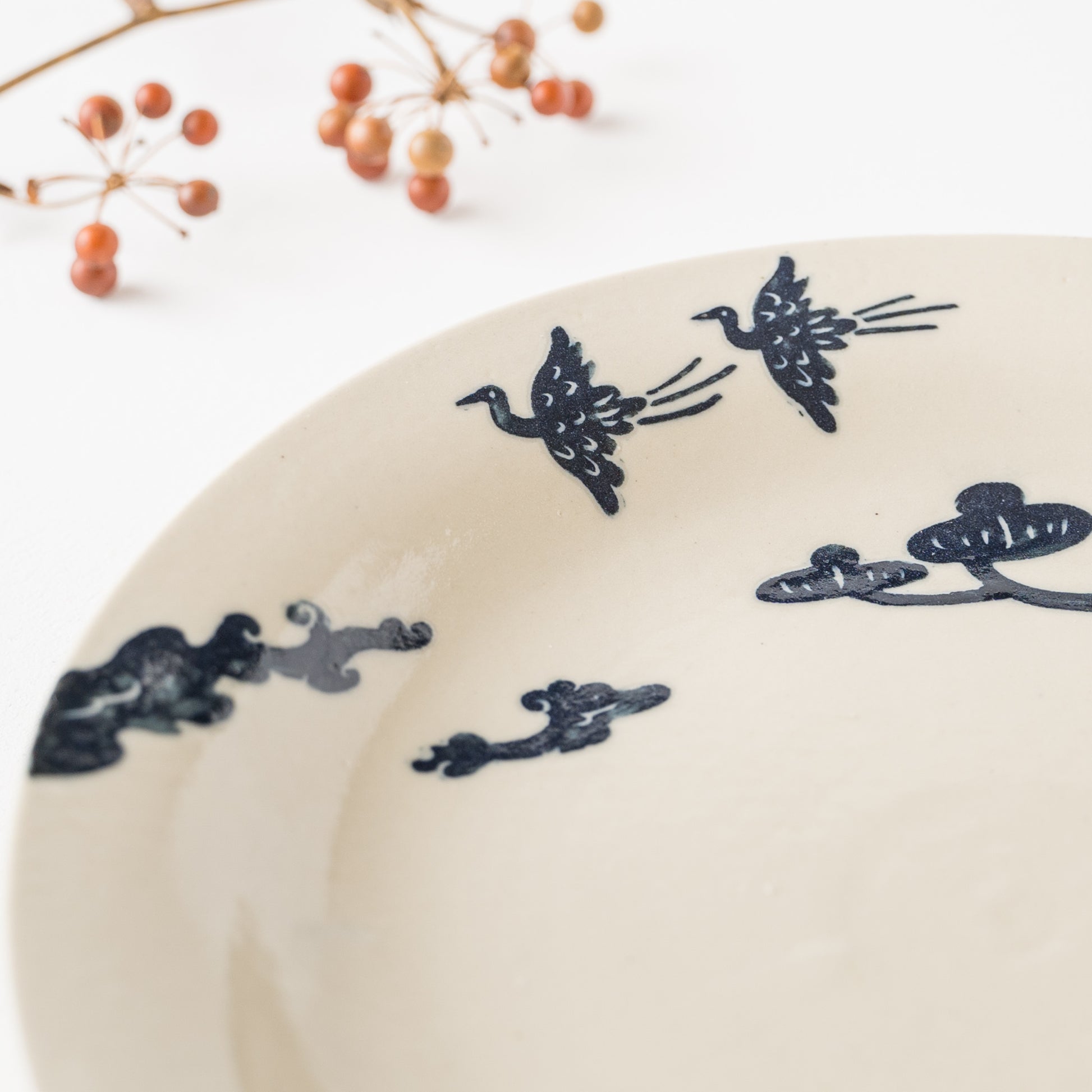 鳥と松の絵柄が素敵な吉村尚子さんの掻き落としのパスタ皿