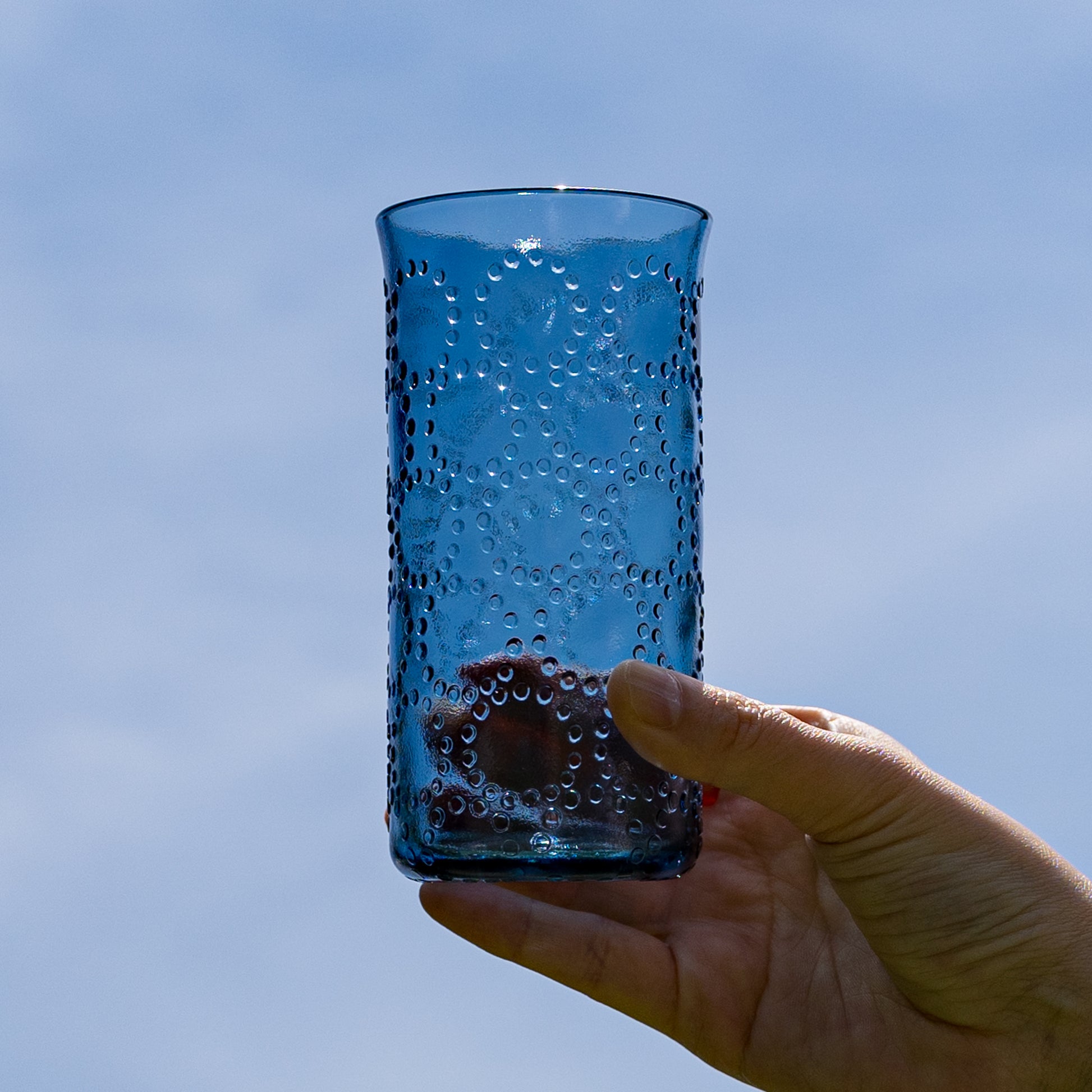 透き通る青と点のデザインが美しい平井睦美さんのTENNストレートグラス