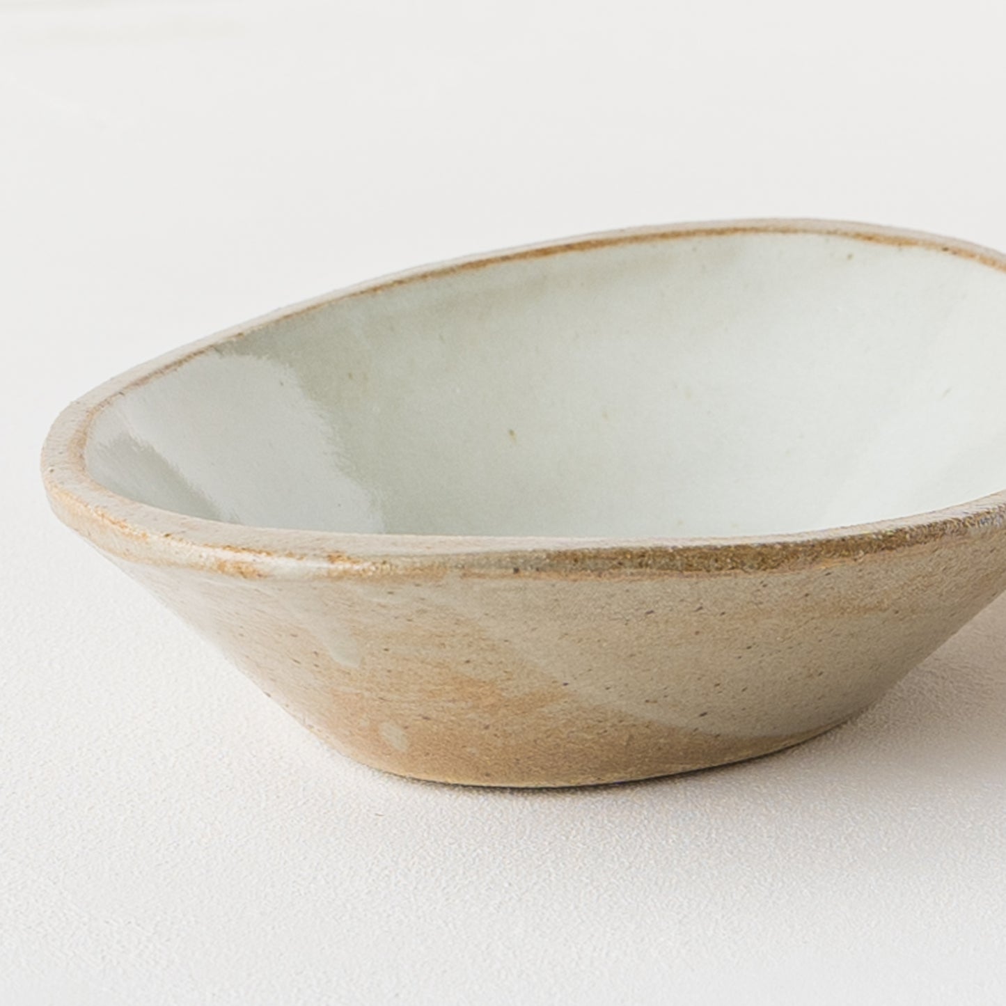 土の温もりが伝わってくる榎田智さんの楕円型カレー皿
