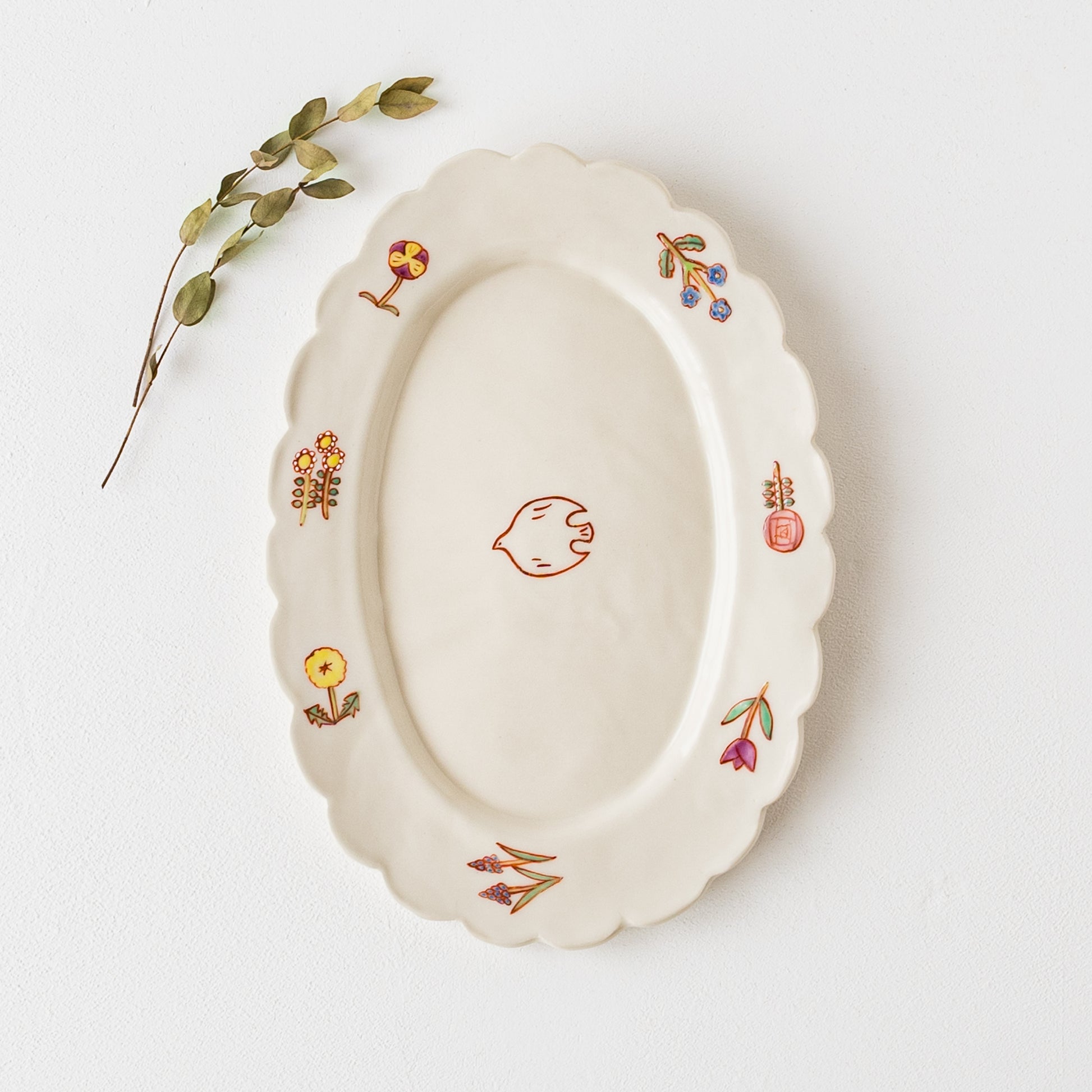絵本の1ページのようで可愛らしい長浜由起子さんの小花絵付オーバル皿