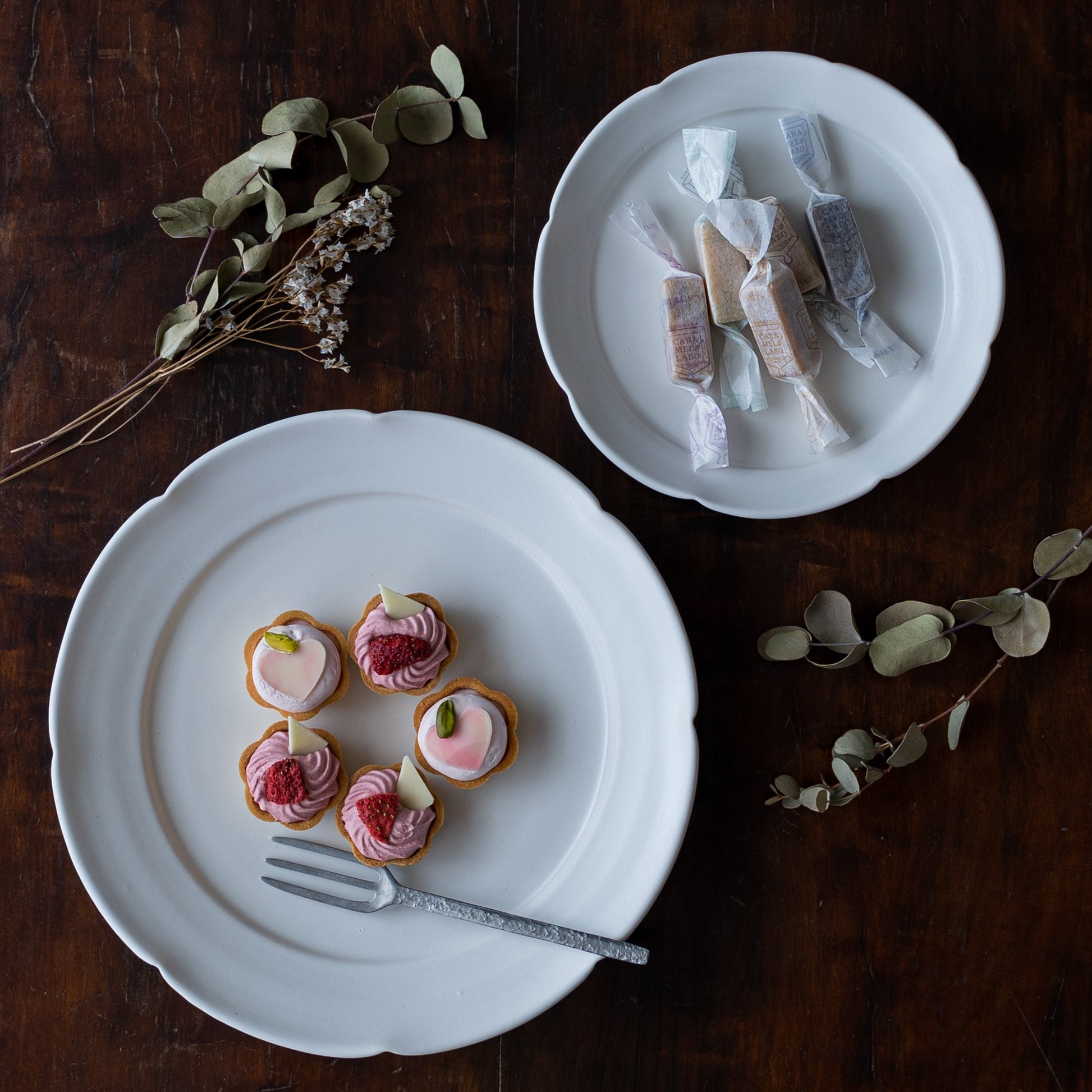 特別感のあるおやつタイムになる藤村佳澄さんの花型の切込皿