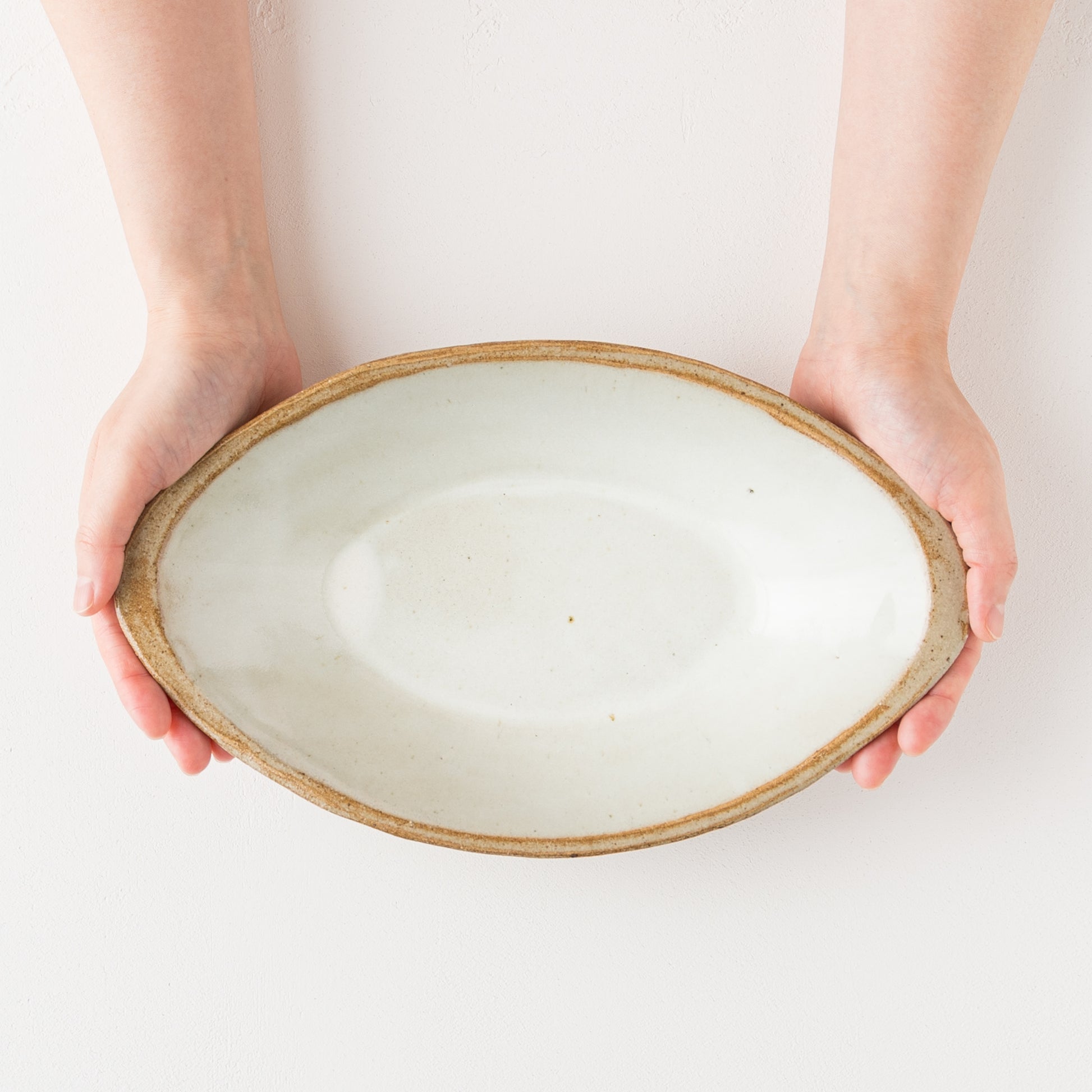 土の温もりが感じる榎田智さんの楕円型カレー皿