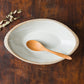 柔らかな白が美しい榎田智さんの舟形のカレー皿