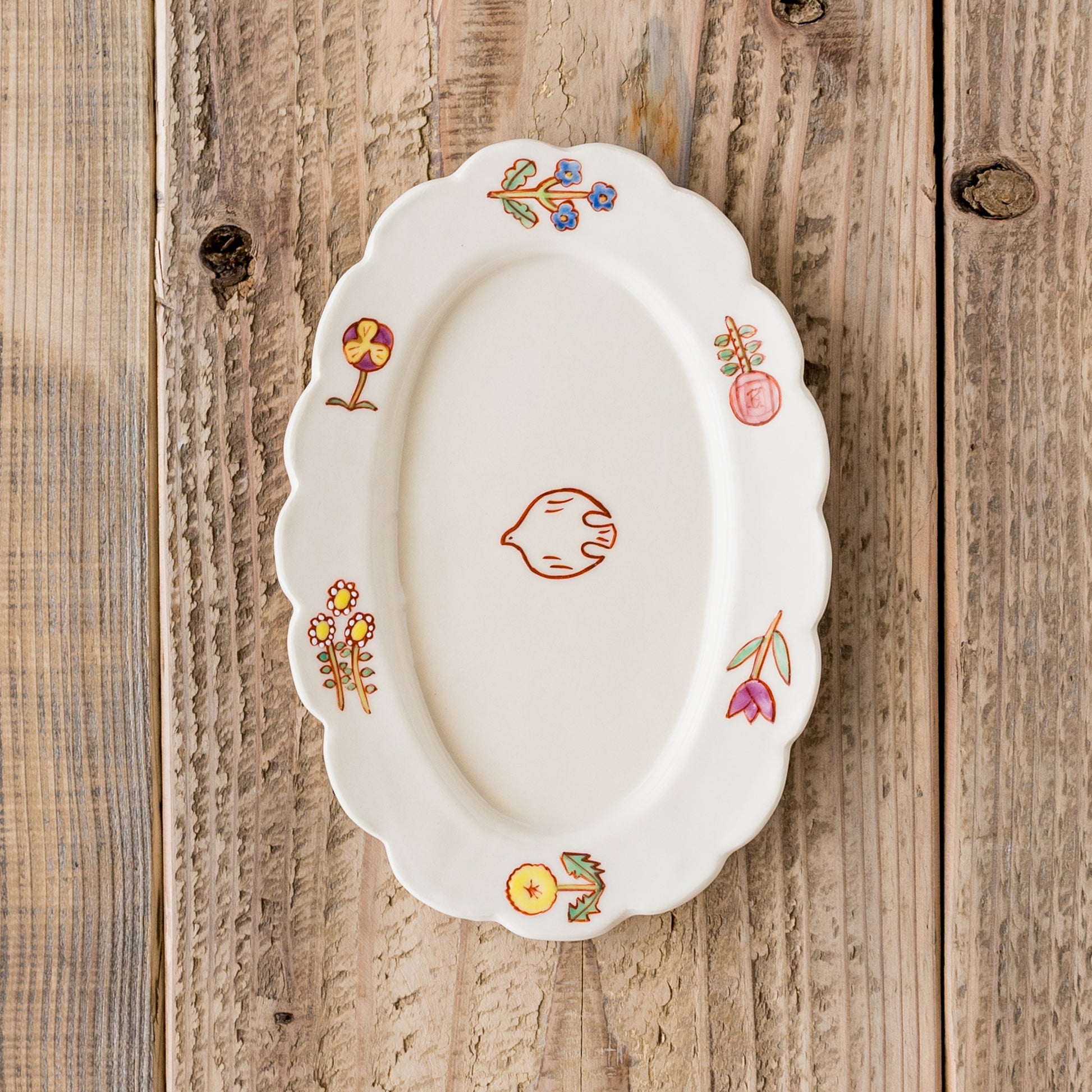 おやつ用や取り皿にぴったりな長浜由起子さんの小花絵付オーバル皿