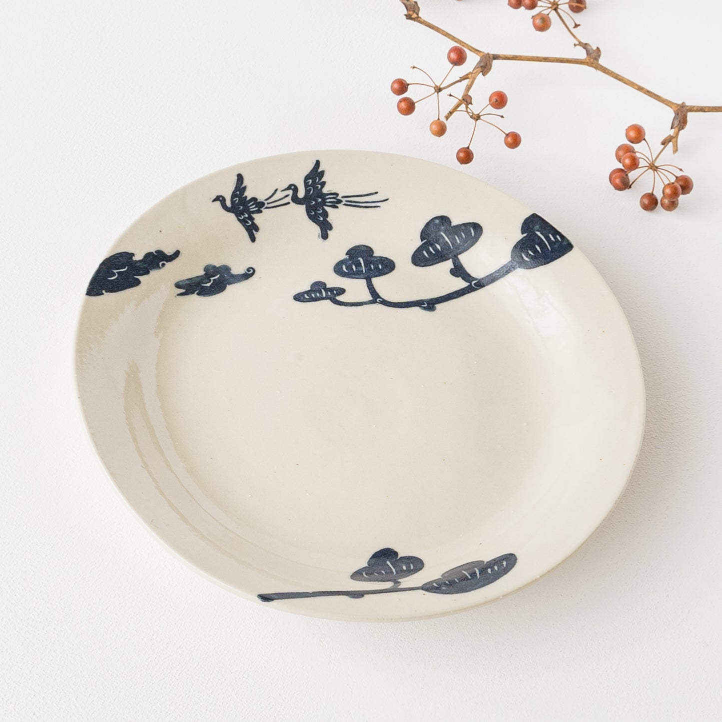 鳥と松の絵柄に物語を感じる吉村尚子さん野掻き落としのパスタ皿