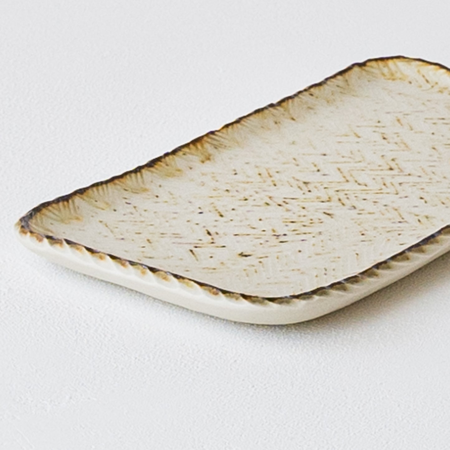 ちょこっとおかずを盛り付けにぴったりなツキゾエハルさんの皮鯨ヘリンボーン柄の板皿
