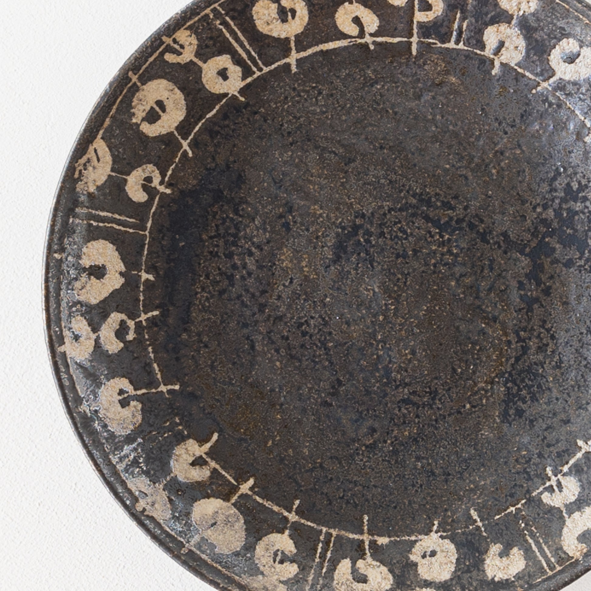黒釉の独特の表情が美しい渡辺信史さんのロウ抜き7寸皿