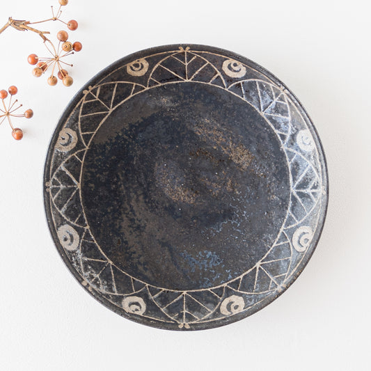 ロウ抜きの松紋がおしゃれで素敵な渡辺信史さんのロウ抜き7寸皿