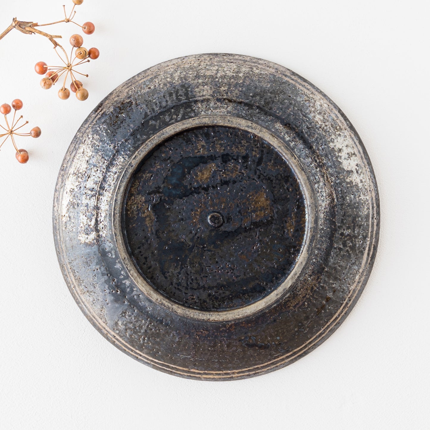 独特な黒釉に魅せられる渡辺信史さんのロウ抜き7寸皿