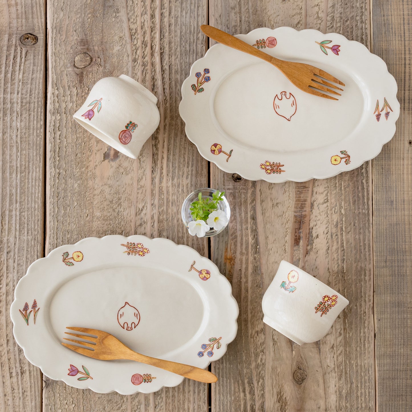 食卓がもっと可愛く楽しくなる長浜由起子さんの小花絵付フリーカップとオーバル皿
