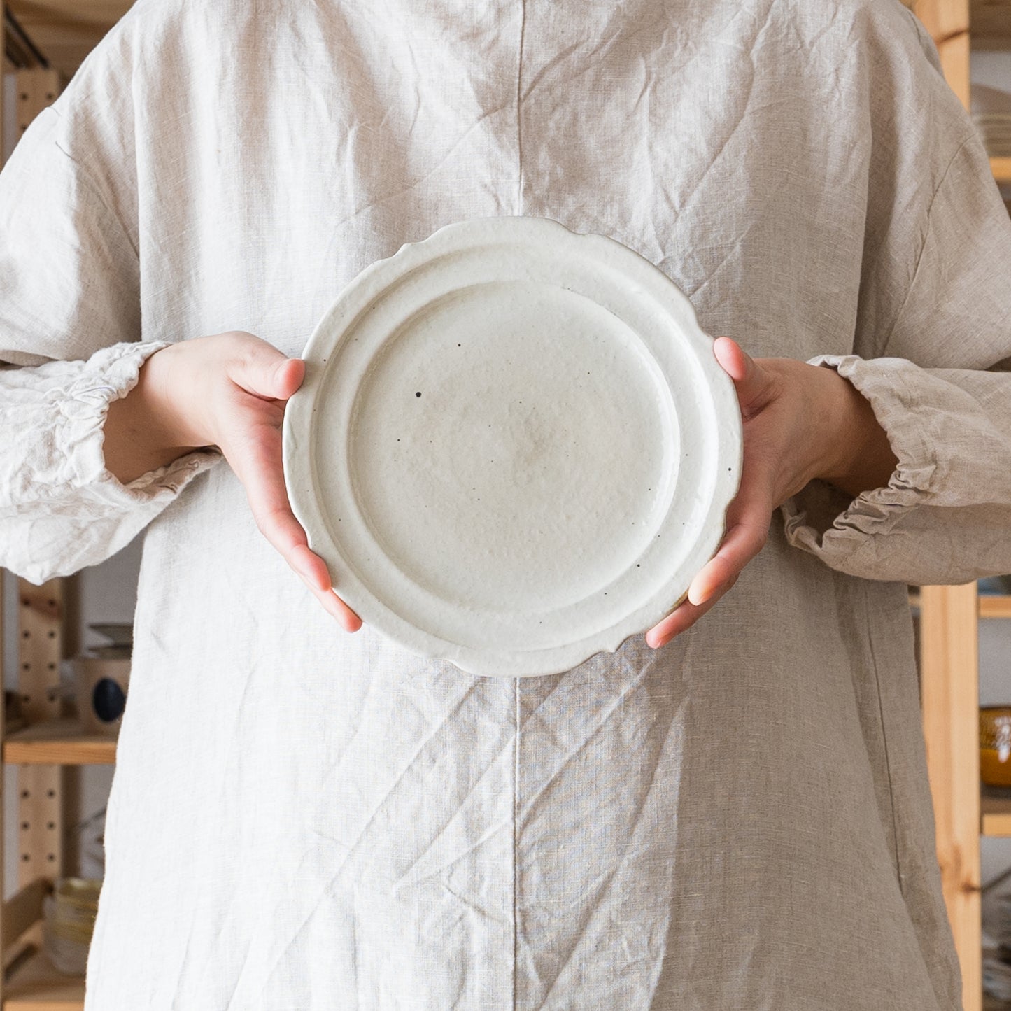 粉引きの白が柔らかくて素敵な古谷製陶所の鉄散彫刻皿