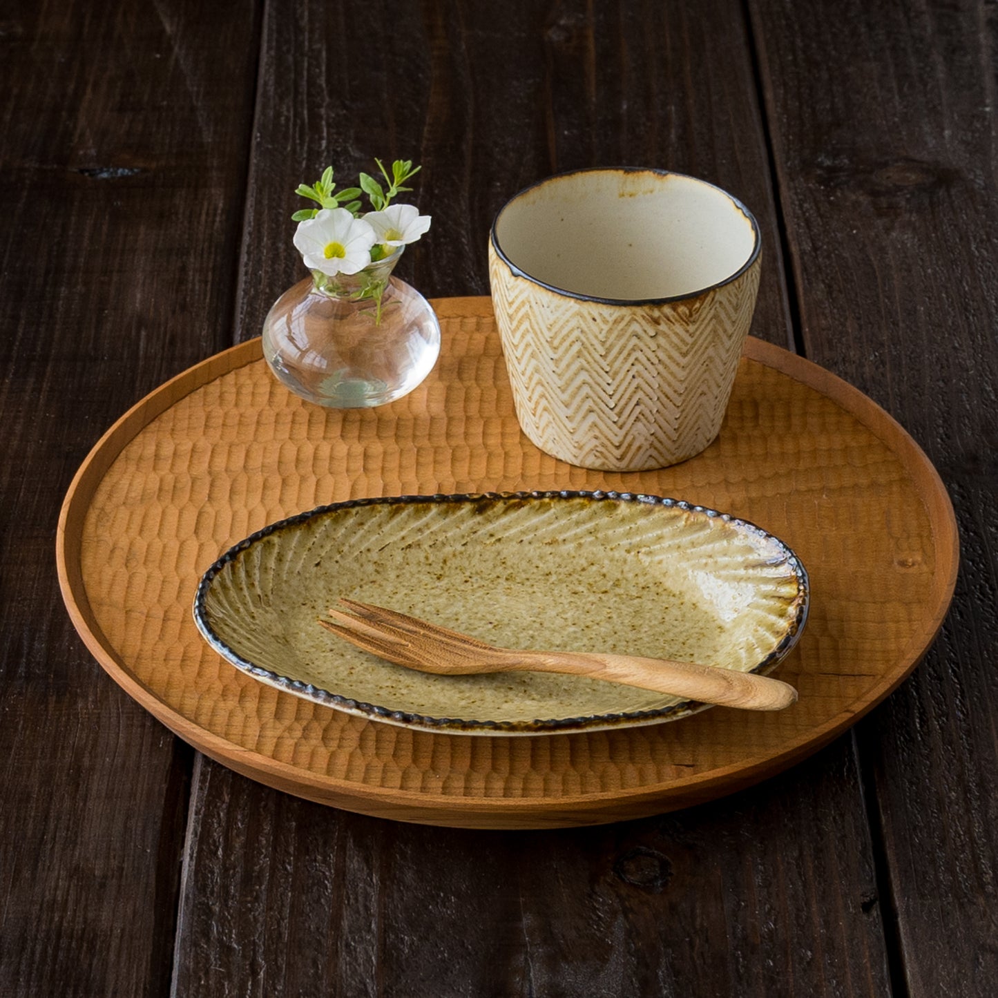 優雅なひとときを楽しめるツキゾエハルさんの皮鯨オーバル皿とフリーカップ