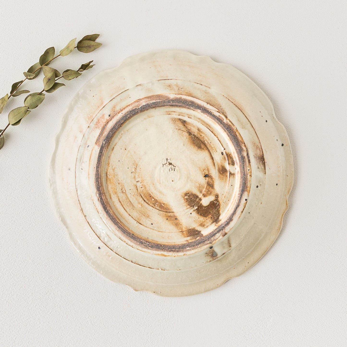 食卓を素敵に彩ってくれる古谷製陶所の鉄散彫刻皿