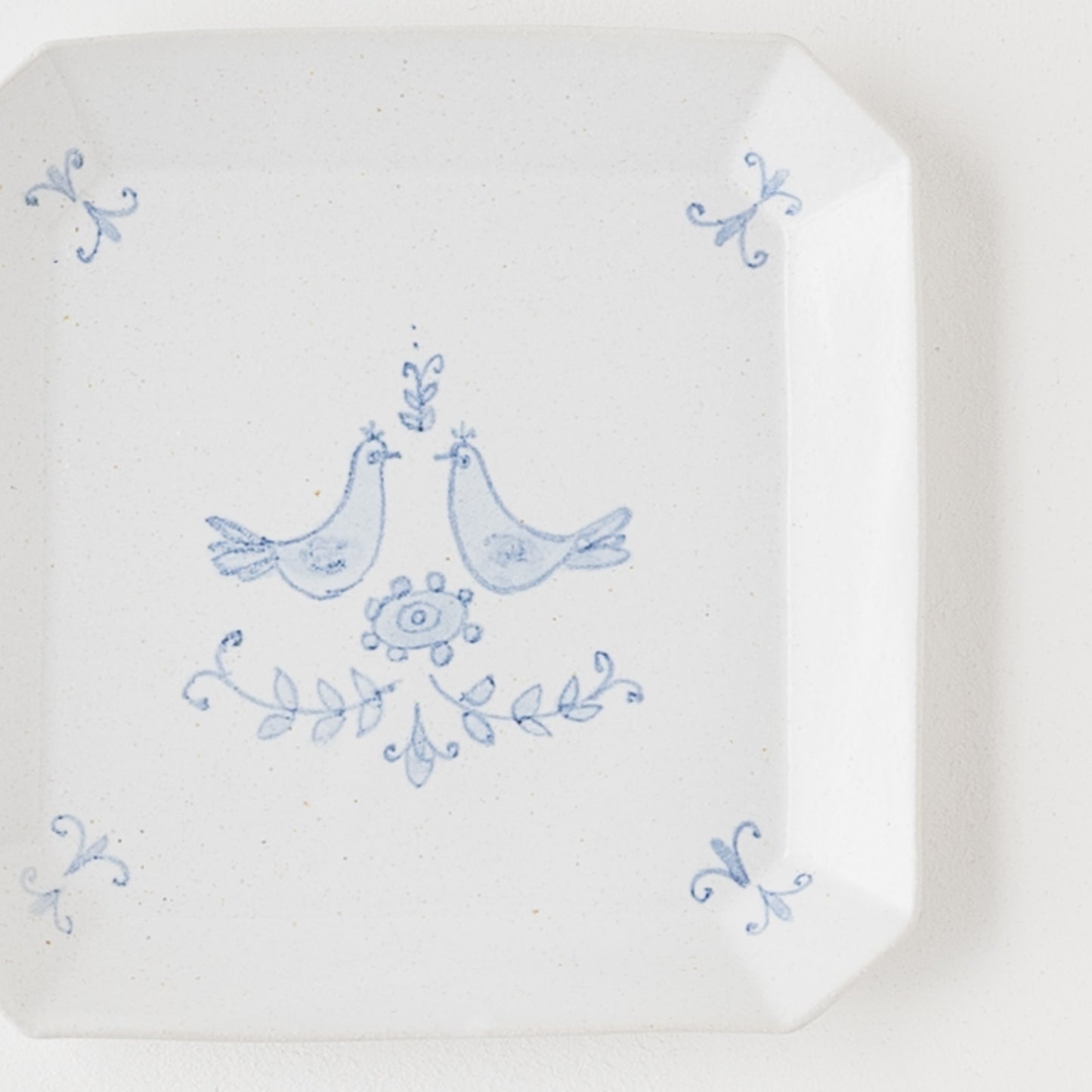 愛らしい小鳥が描かれた鈴木しのぶさんのタイル皿