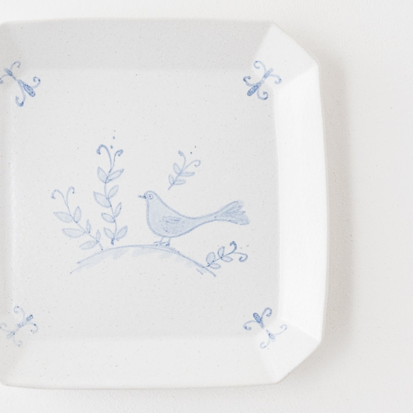 小鳥の絵にほっこりする鈴木しのぶさんのタイル皿