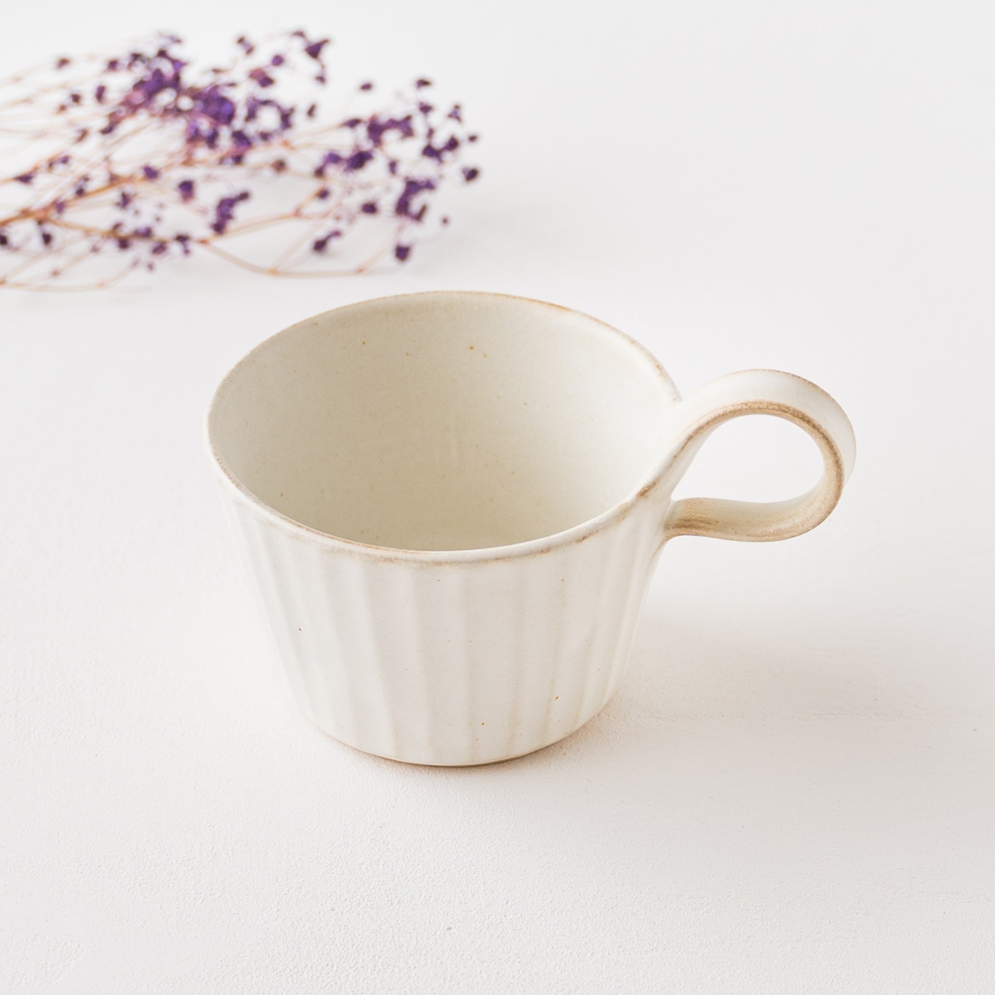 鎬がおしゃれなわかさま陶芸の生成色のマグカップ