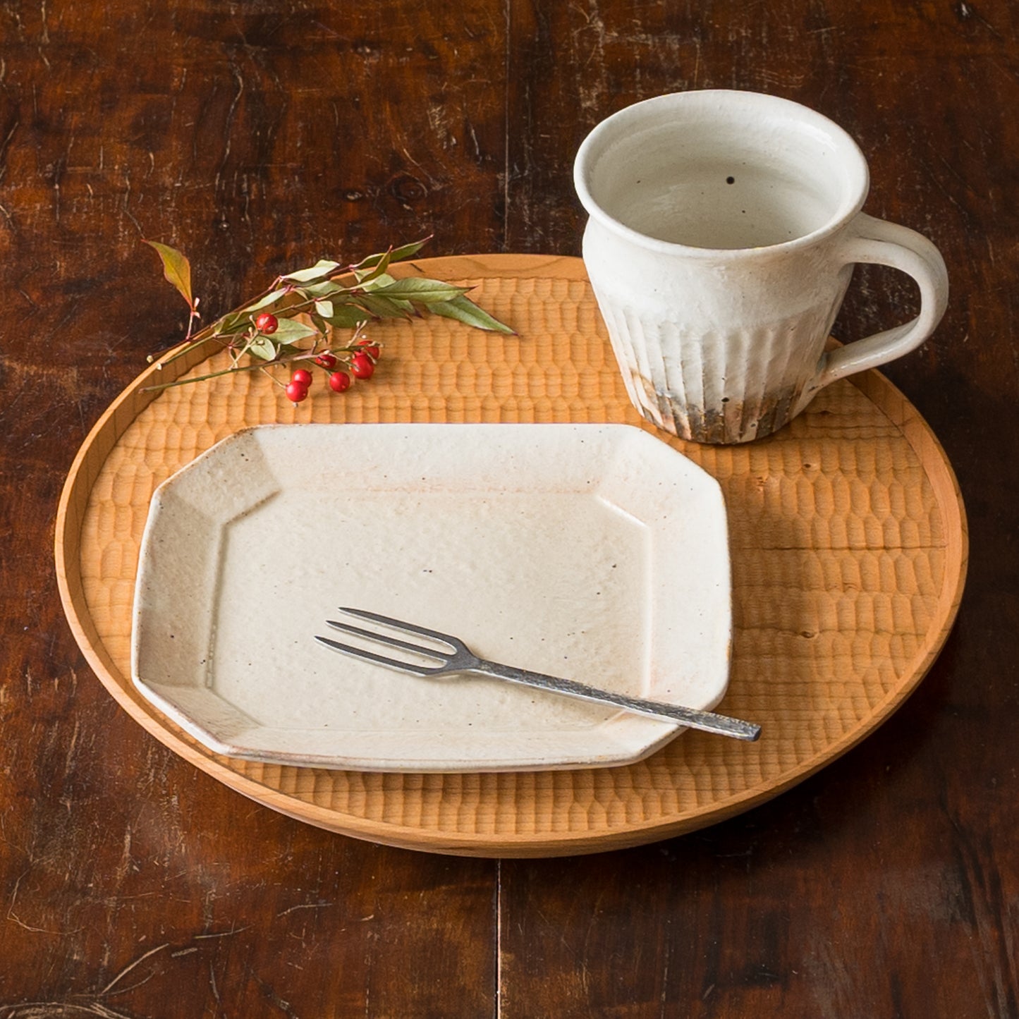 おうちカフェを素敵に彩ってくれる古谷製陶所古谷浩一さんの鉄散しのぎマグと八角ケーキ皿